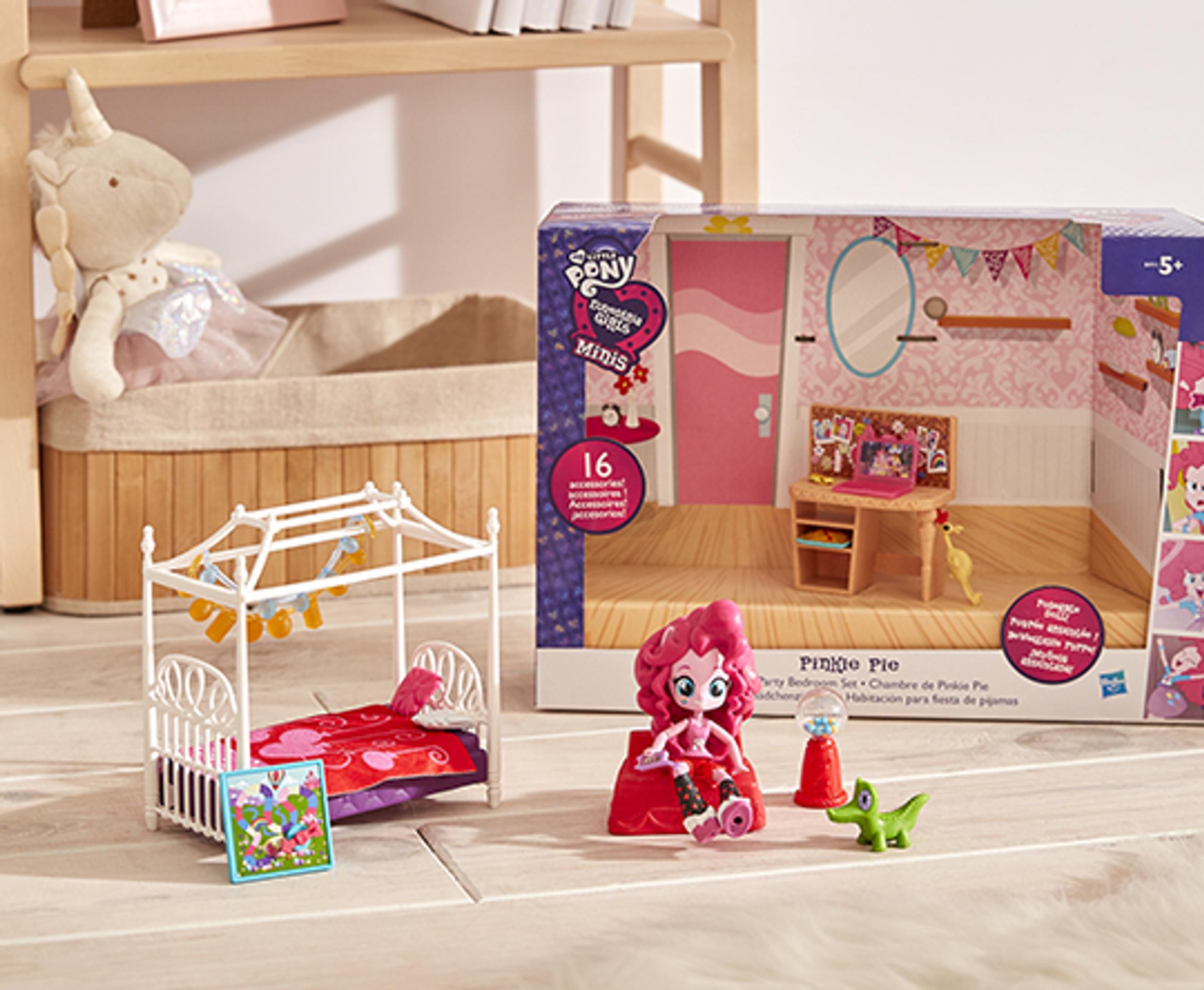 Žirafa s ohnutým krkom.