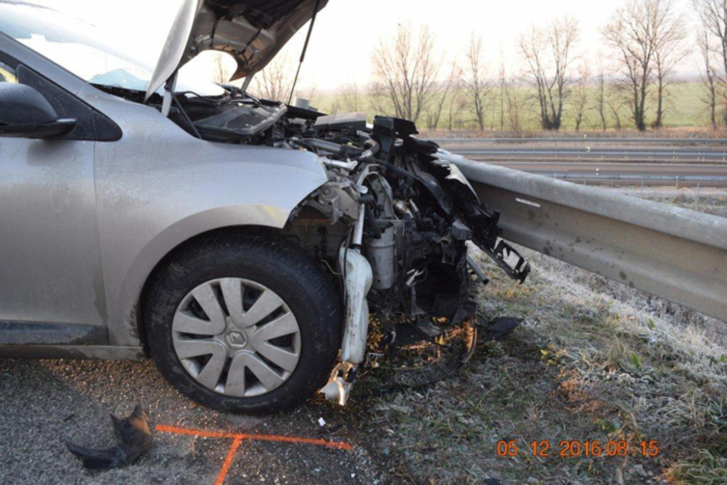 Záber na rozbitý motor po nehode vo Váhovciach.