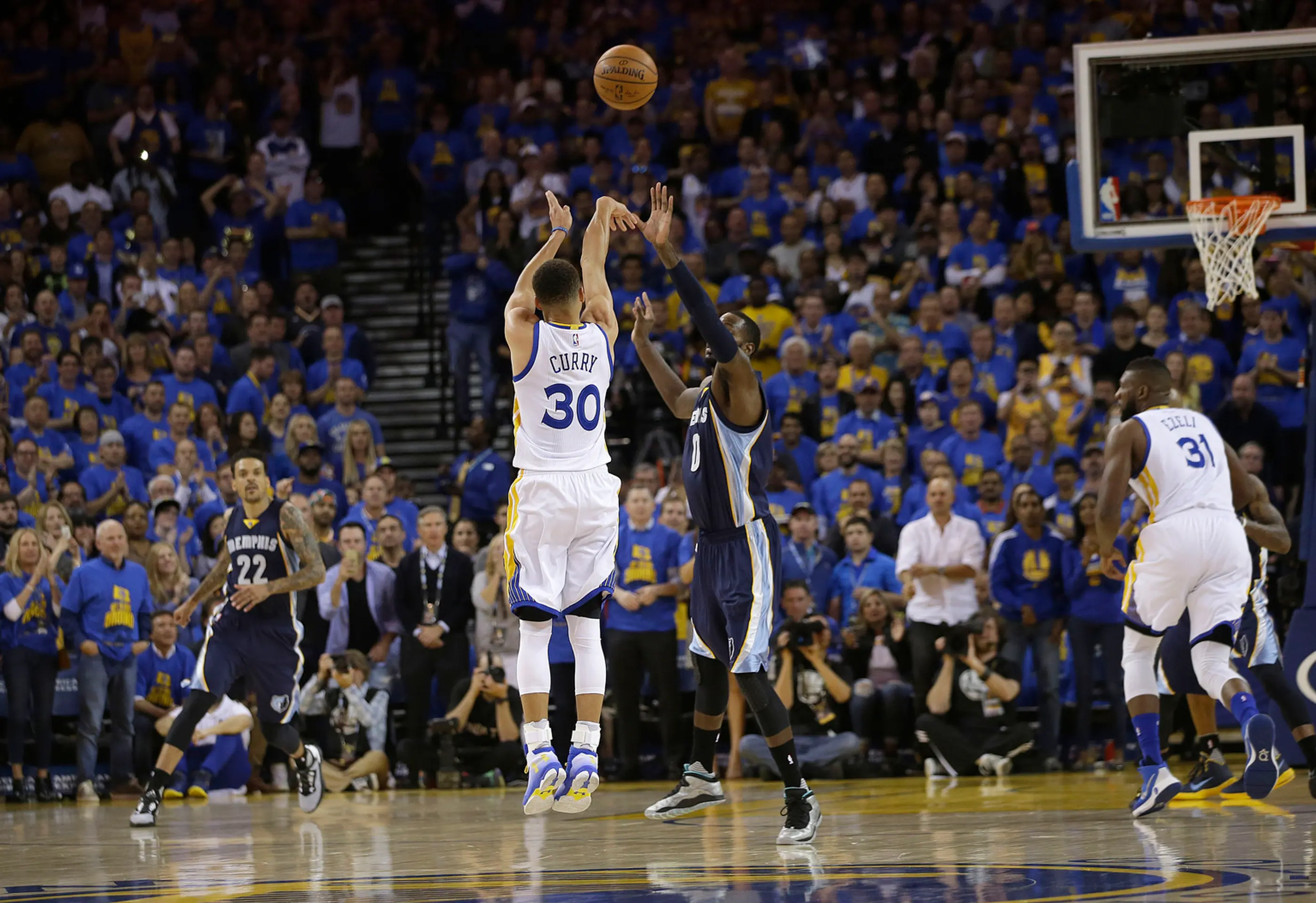 Stephen Curry zaznamenal v poslednom zápase sezóny 10 presných trojkových pokusov, čím uzavrel počet v základnej časti na 402, n