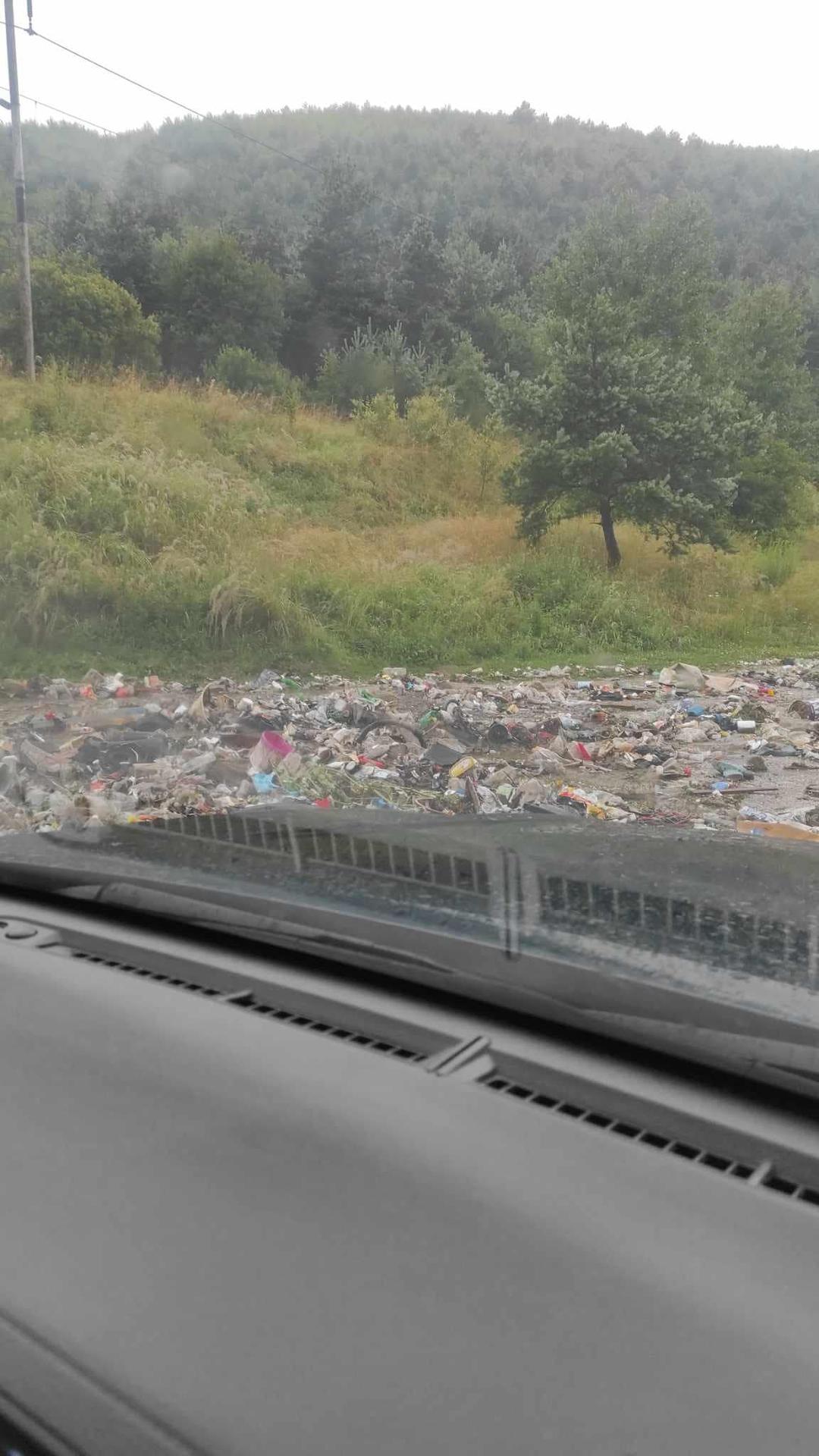 Odpad zo skládky berie dažďová voda.