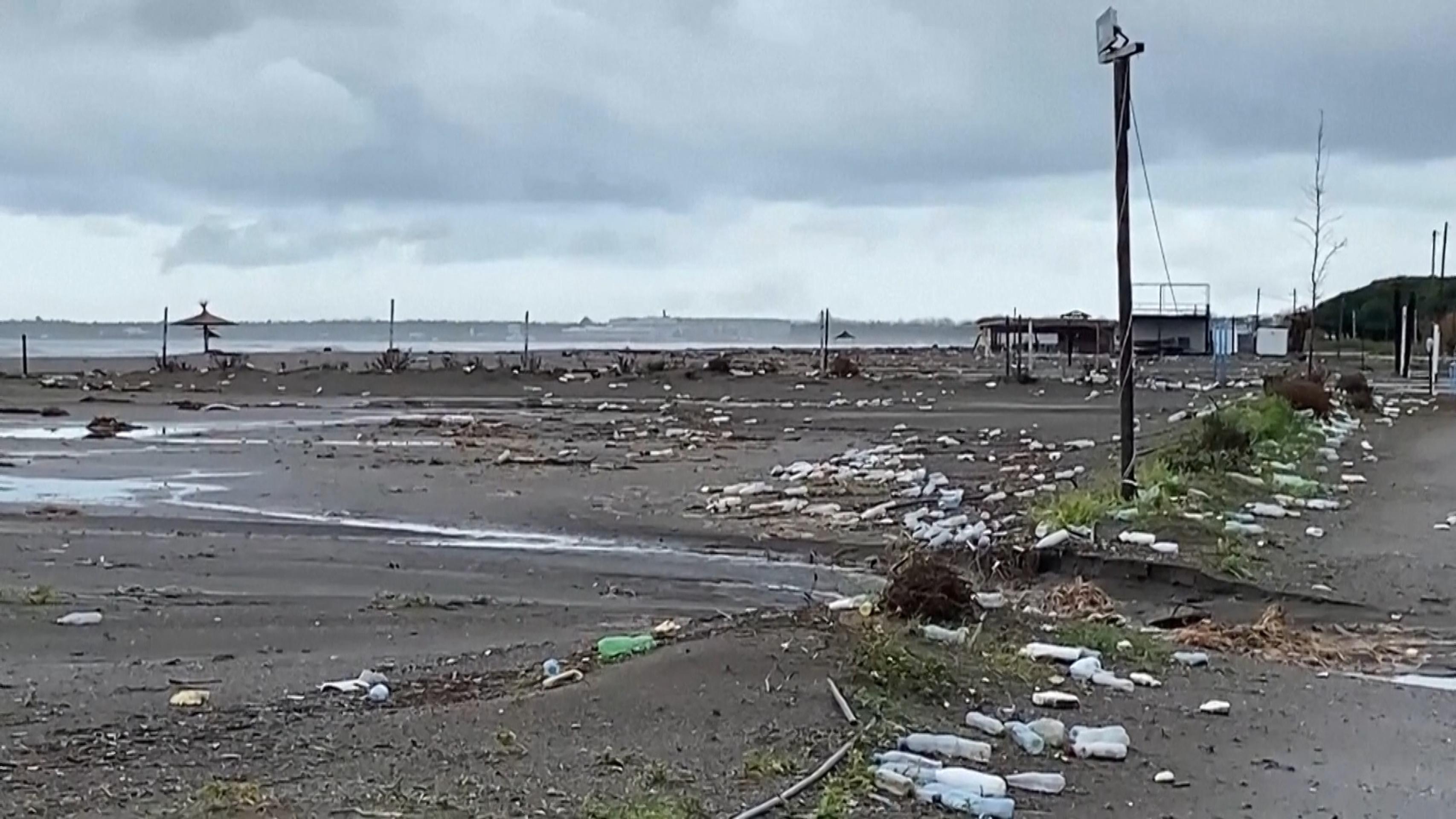 Špinavé pláže v Albánsku