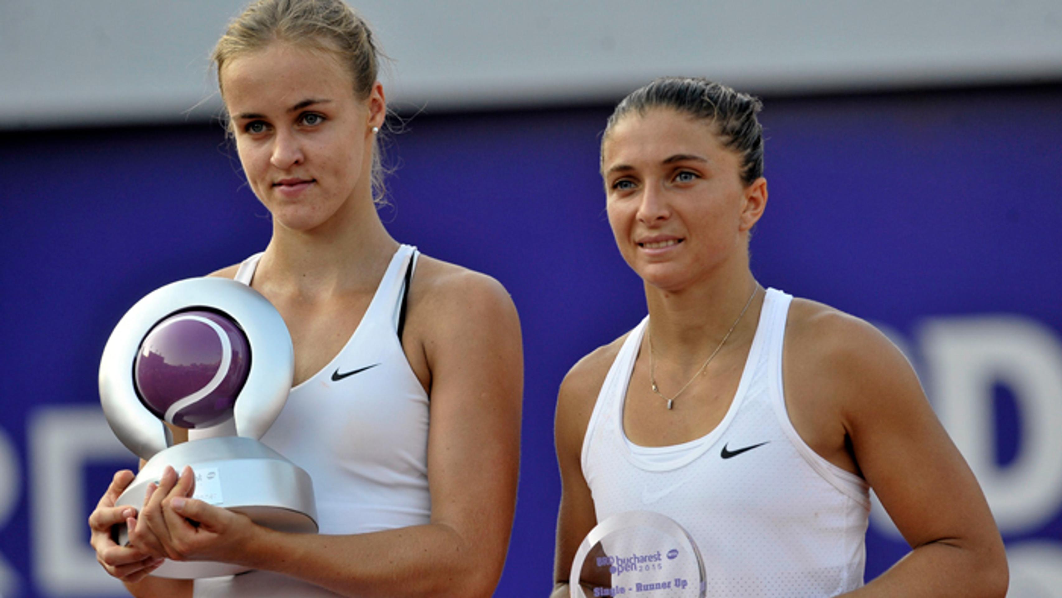 Anna Karolína Schmiedlová drží trofej po zisku druhého titulu na okruhu WTA po triumfe nad Sarou Erraniovou.