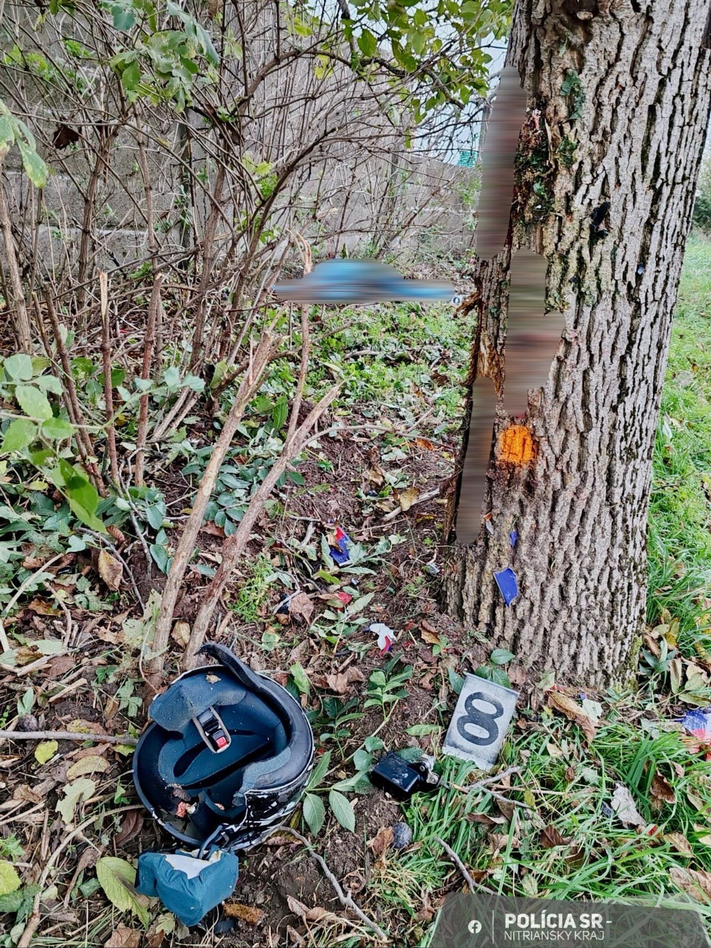 Následky nehody na ceste medzi Komárnom a obcou Zlatná na Ostrove.