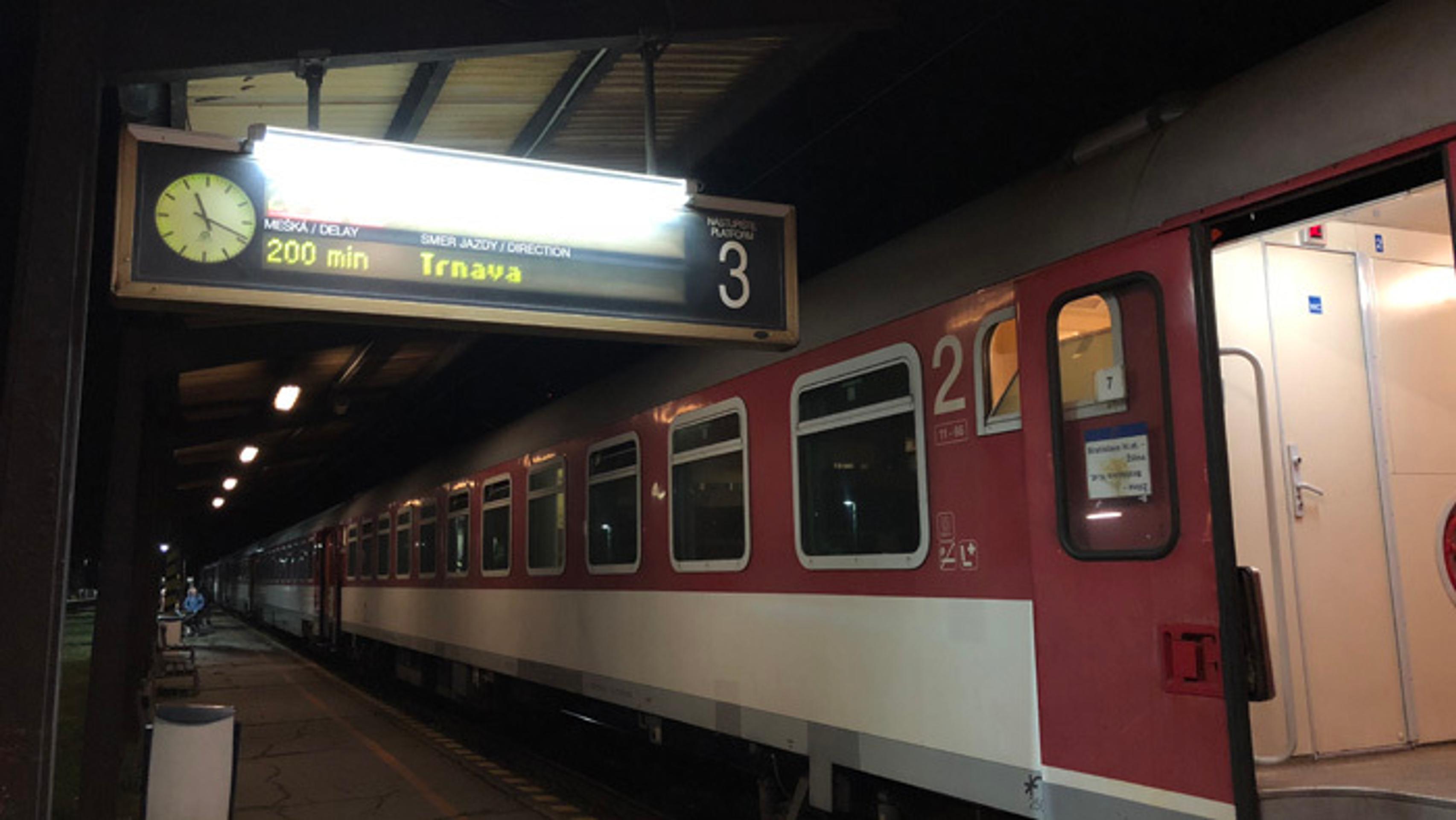 Oznámenie o meškaní vlakov po tom, čo medzinárodný vlak EC 270 Petrov pretrhol v Bratislave trakčné vedenie.