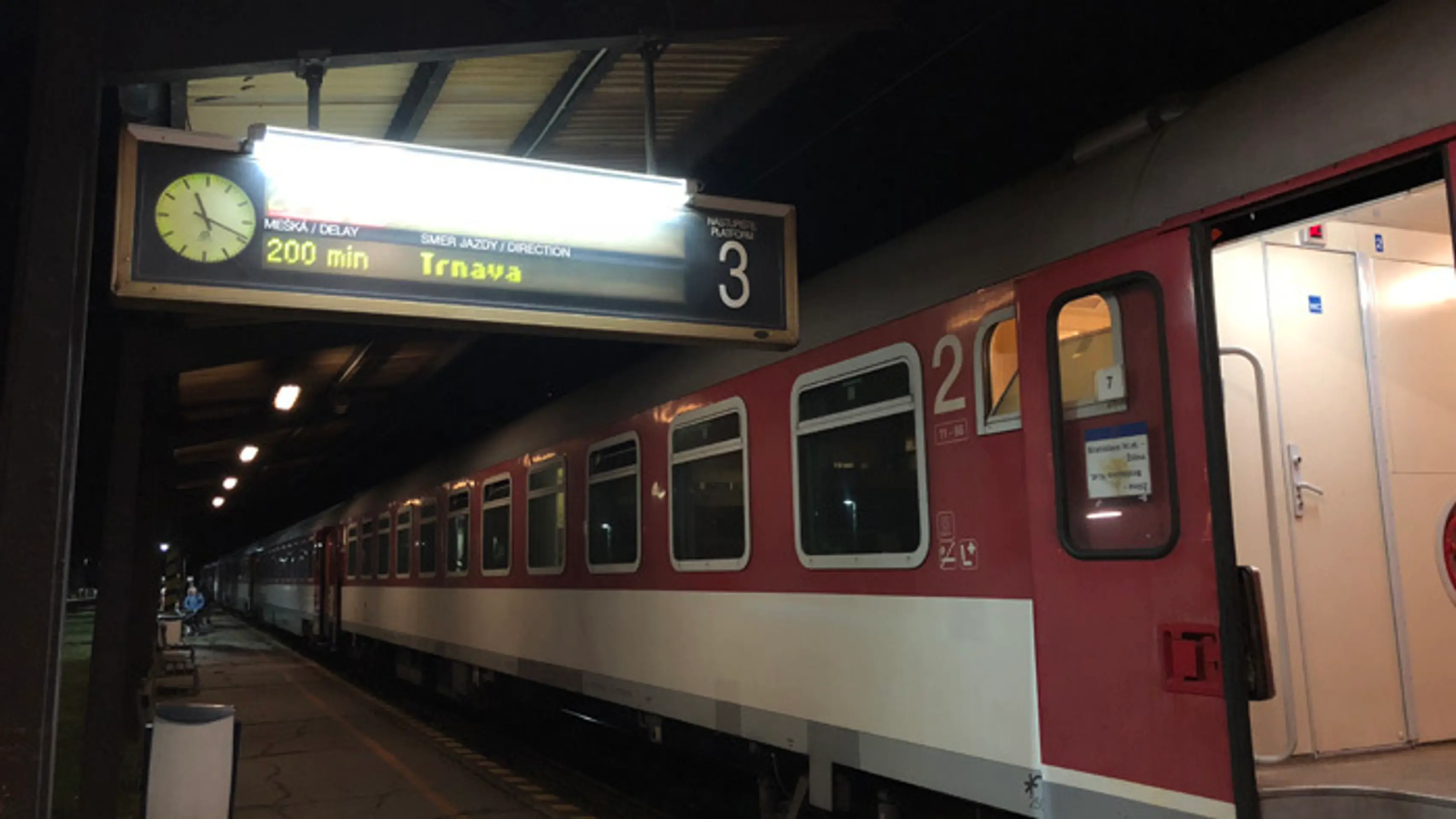 Oznámenie o meškaní vlakov po tom, čo medzinárodný vlak EC 270 Petrov pretrhol v Bratislave trakčné vedenie.