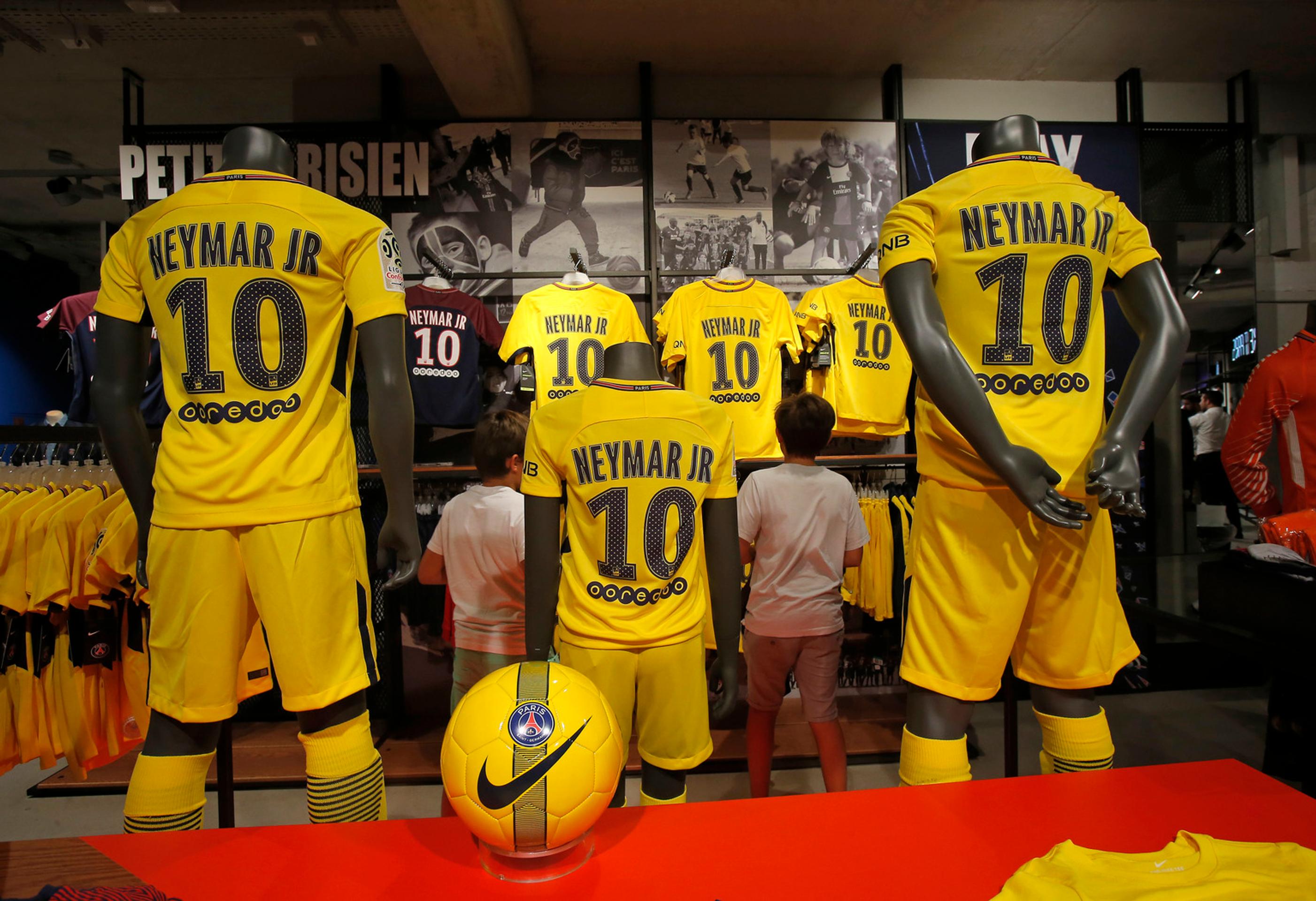Na snímke limitovaná edícia dresov  Neymara vo výklade oficiálneho klubového obchodu PSG.