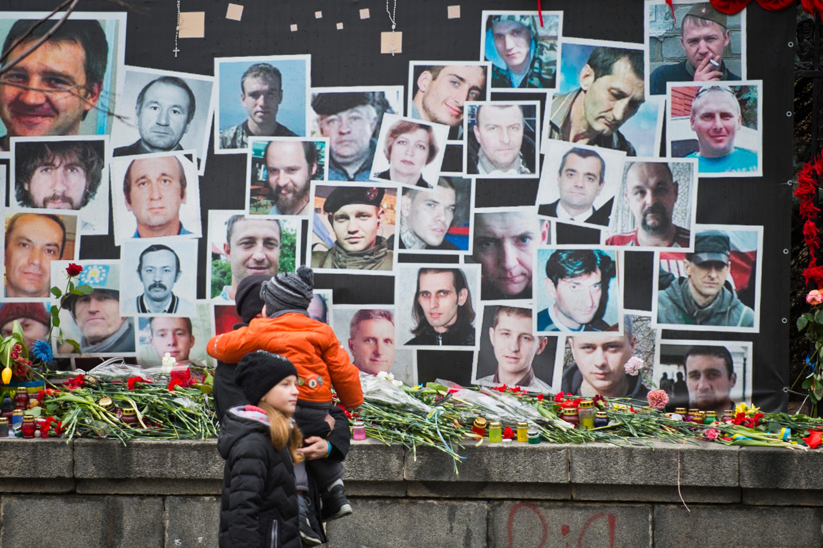 Pamätne miesto na ulici v Kyjeve s fotografiami mužov, ktorí prišli o život. 22. február