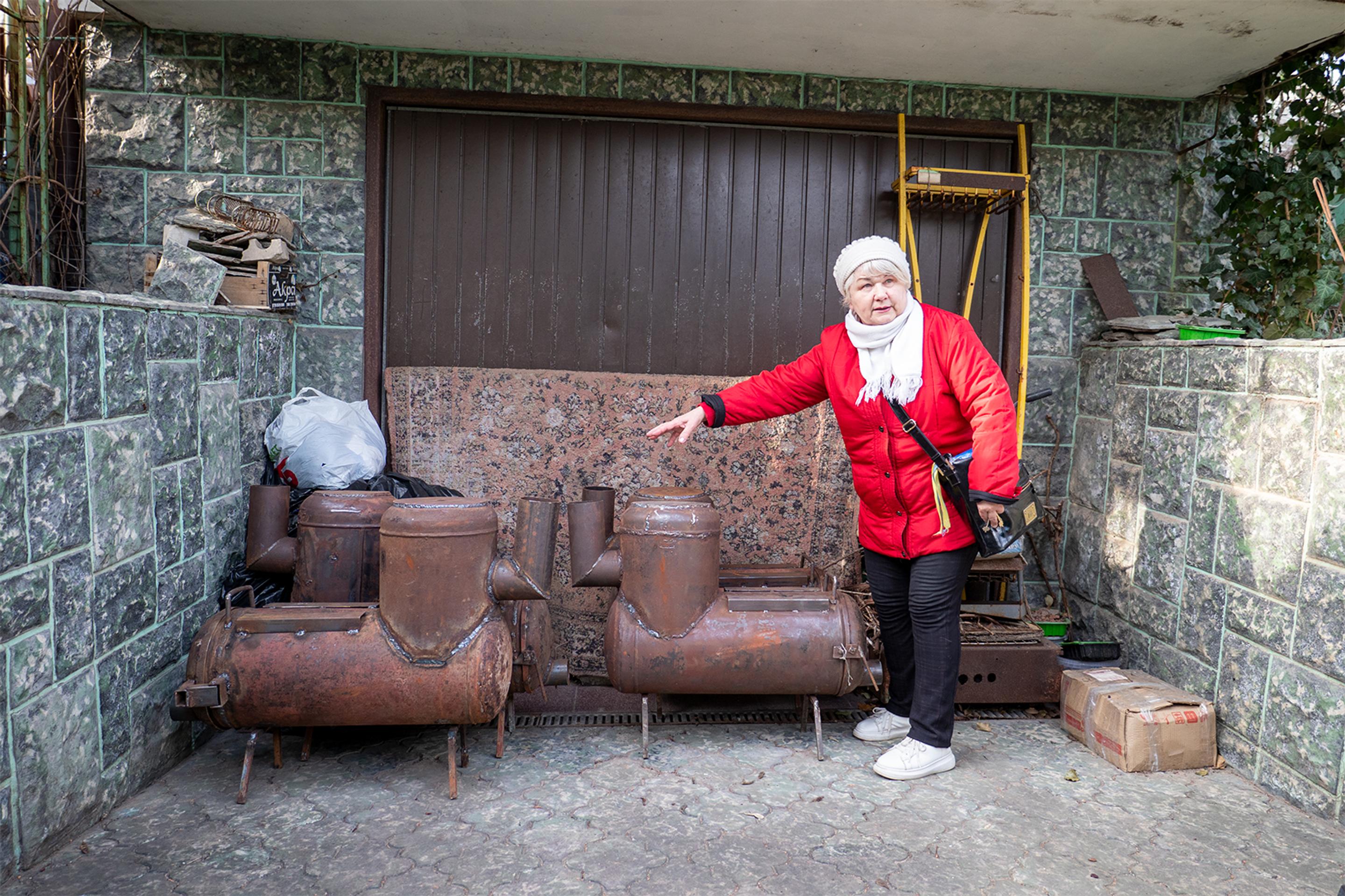 Galina Ivanovna ukazuje piecky, ktoré nechala vyrobiť podľa zadania od Ivana