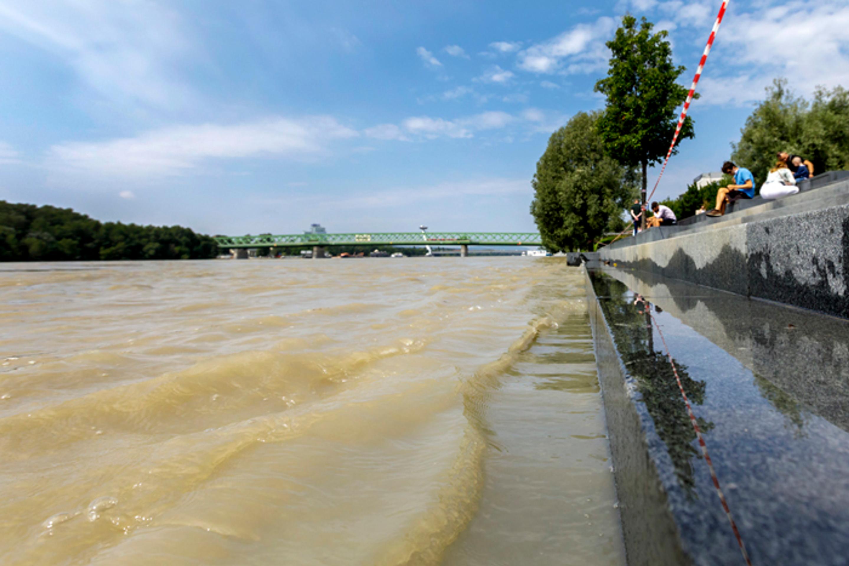 Pokles Dunaja pri nákupnom centre.