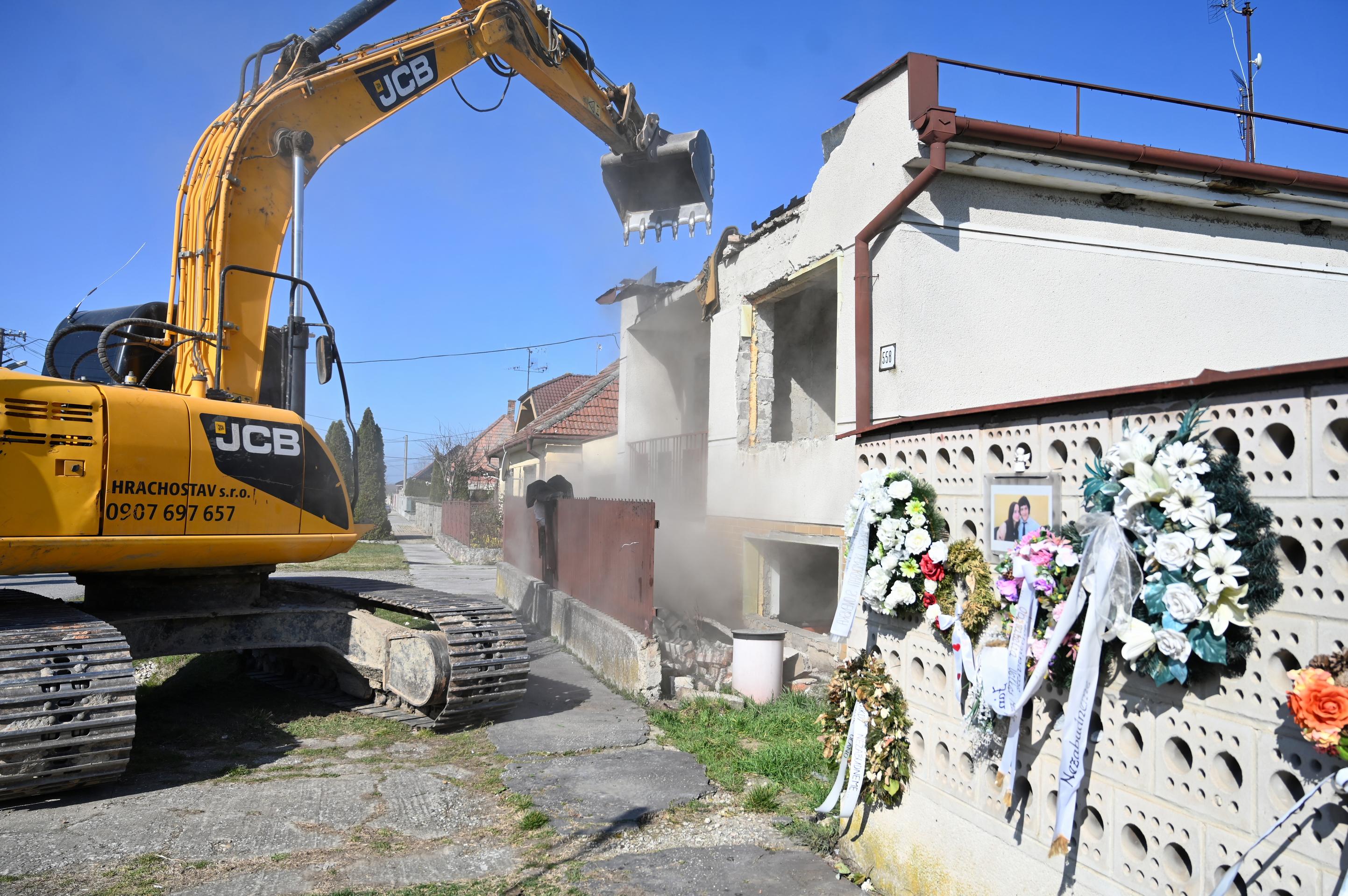 Búracie práce na pozemku s domom zavraždeného novinára Jána Kuciaka a jeho snúbenice Martiny Kušníkovej vo Veľkej Mači.
