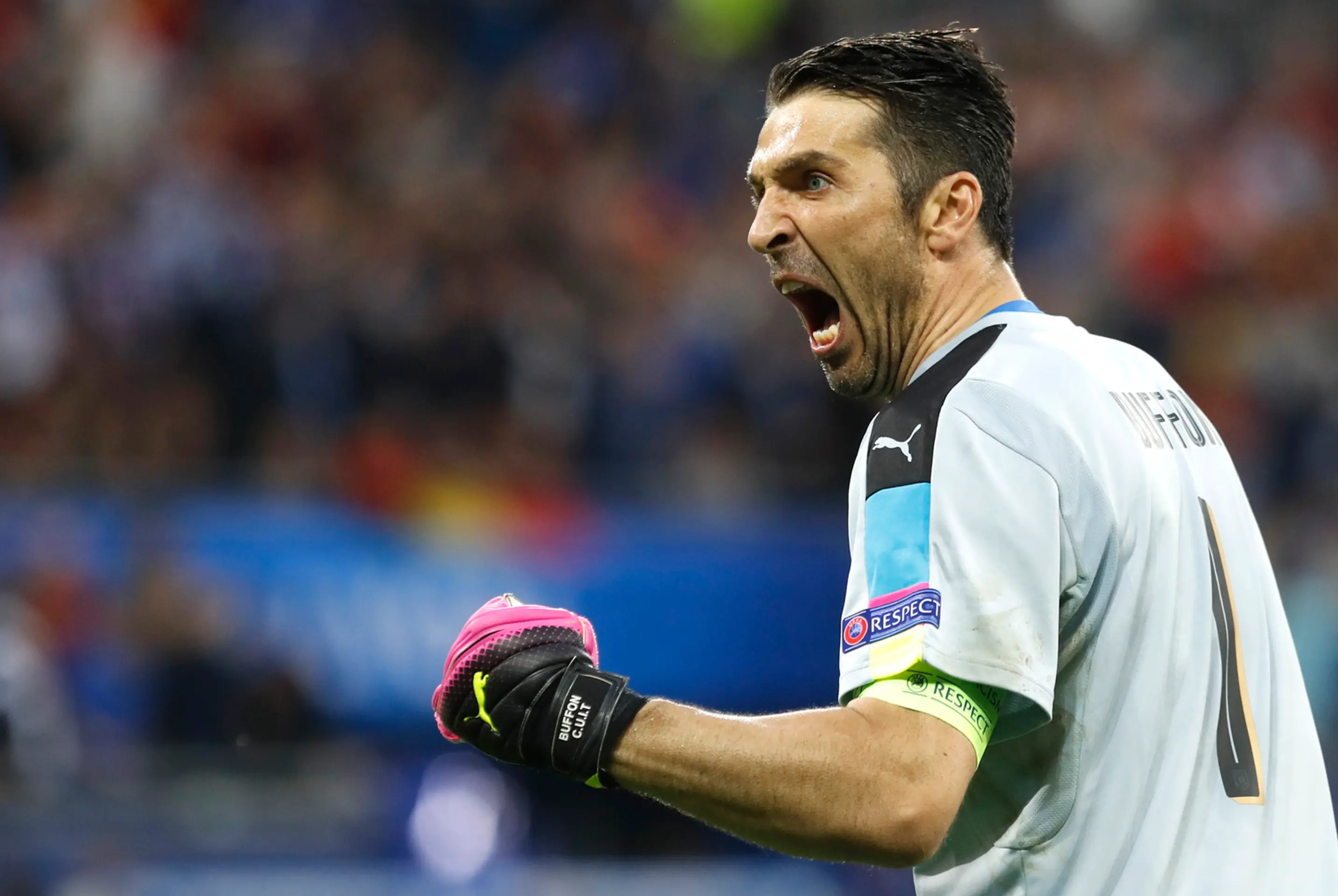 Brankárska legenda Gianluigi Buffon sa raduje z gólu spoluhráča Emanueleho Giaccheriniho proti Belgicku.