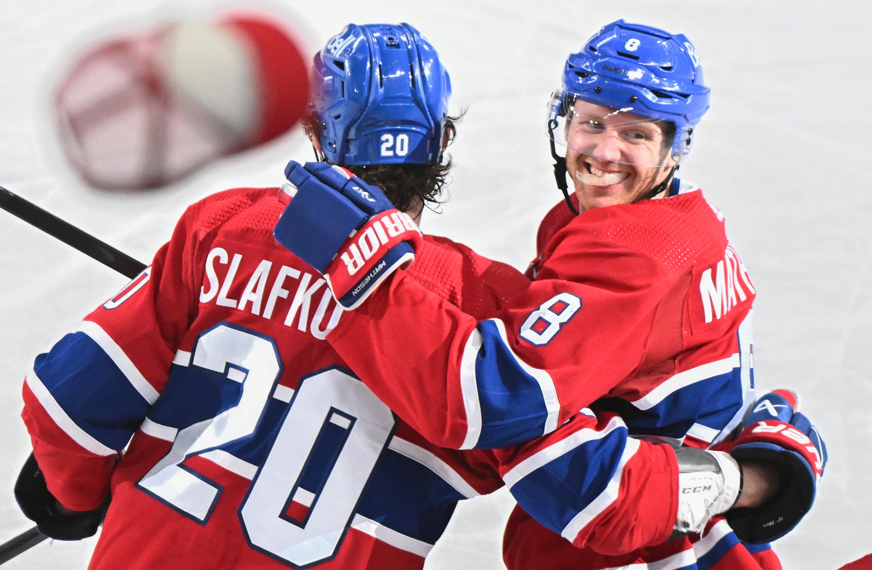 Juraj Slafkovský so spoluhráčom Mikeom Mathesonom. 