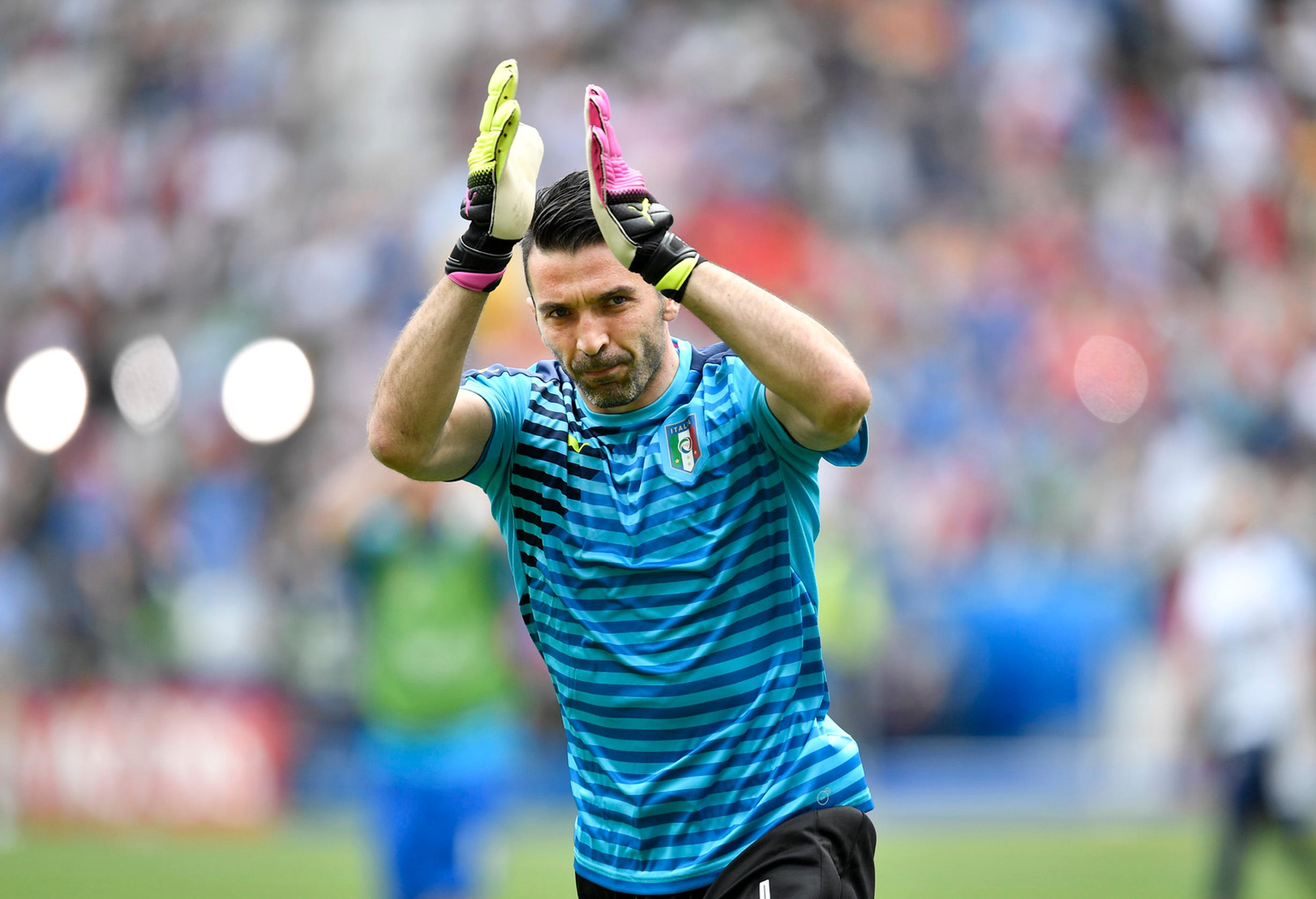 Brankár talianskej futbalovej reprezentácie Gianluigi Buffon tlieska fanúšikom pred začiatkom duelu so Španielskom na ME.