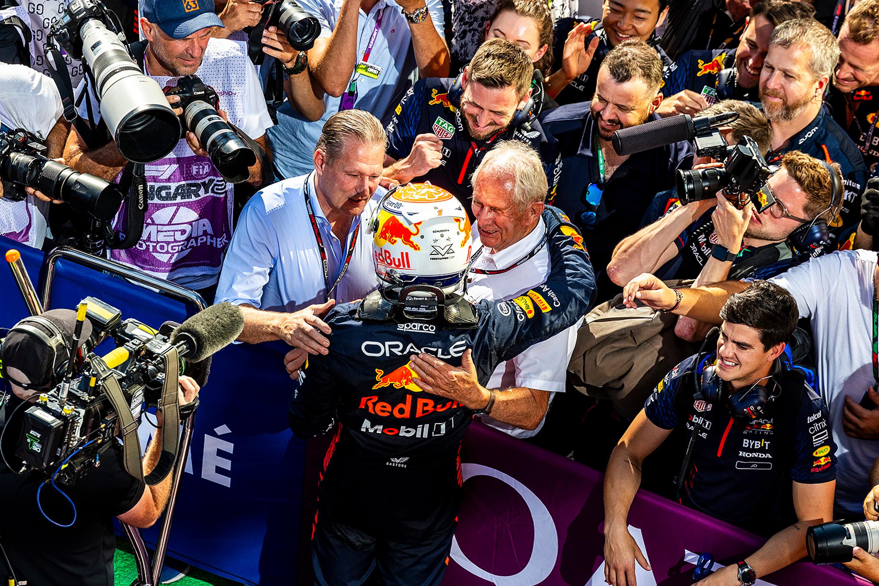 Max Verstappen ovládol aj Maďarsko.