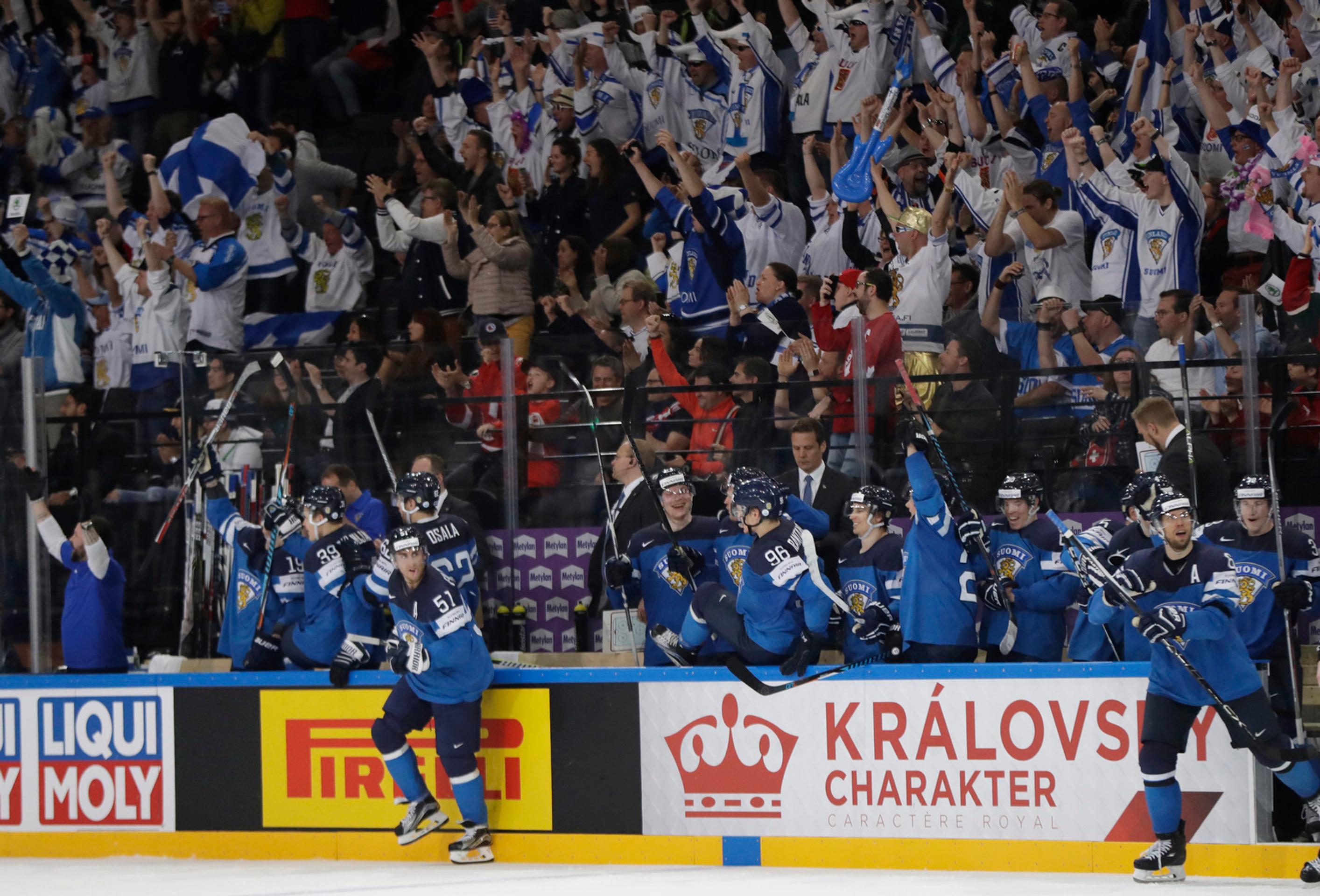 Fínski hokejisti sa tešia z gólu v sieti Nórska v zápase MS 2017.