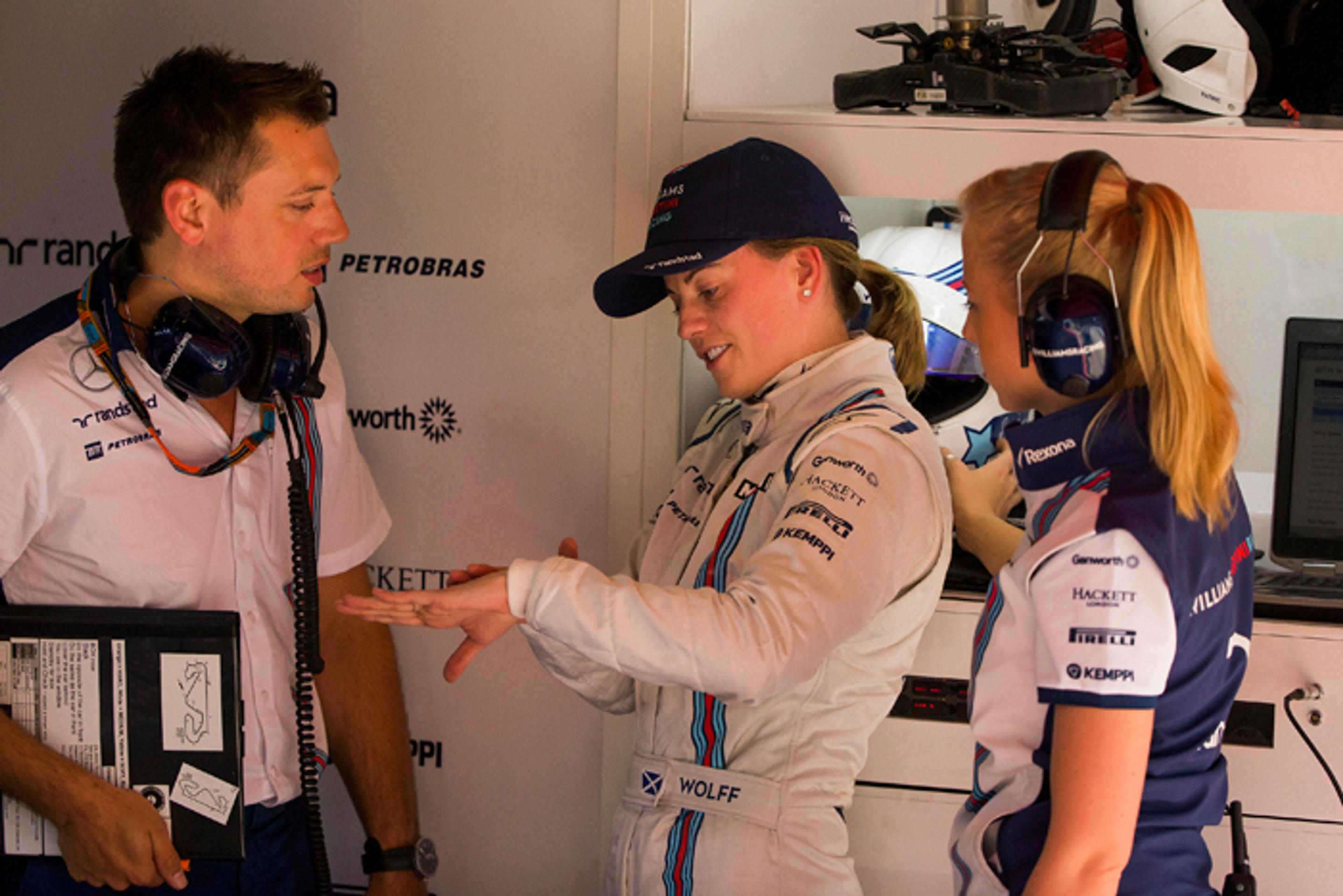 Susie Wolffová  sa rozpráva s členmi tímu Williams Martini v boxoch počas prvého voľného tréningum na VC Španielska (8. mája 201