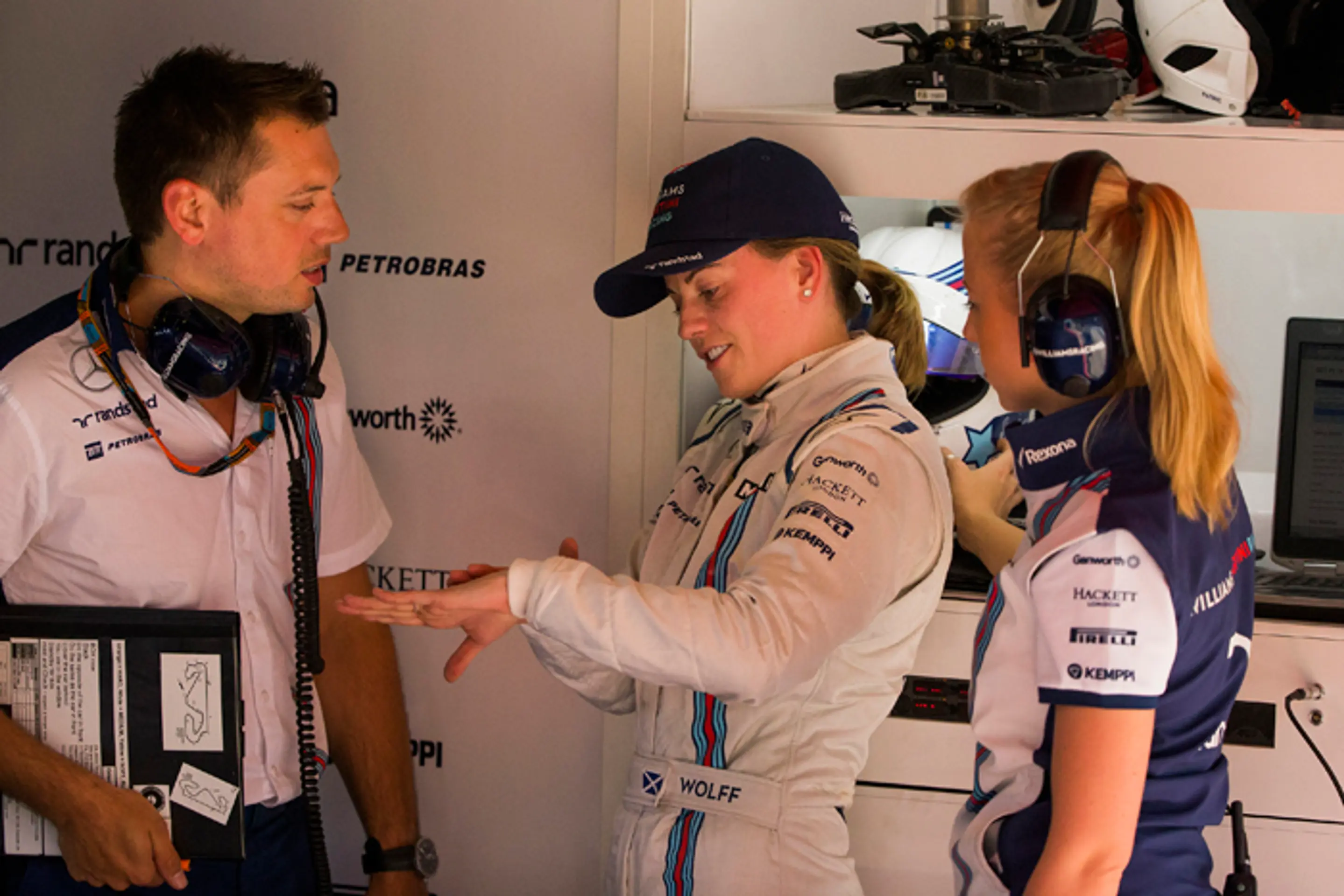 Susie Wolffová  sa rozpráva s členmi tímu Williams Martini v boxoch počas prvého voľného tréningum na VC Španielska (8. mája 201