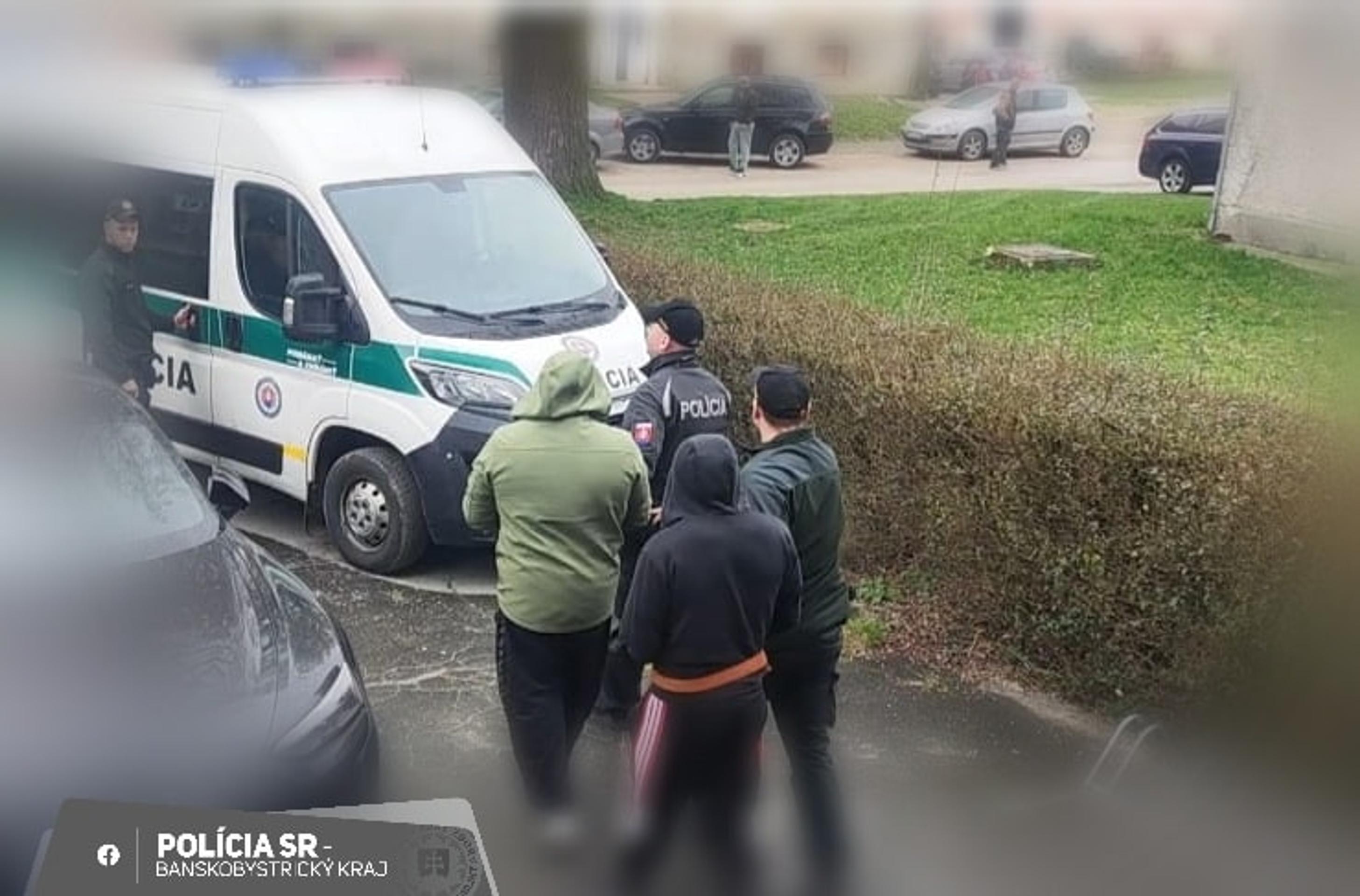 Muži, ktorí v Lubeníku zbili iného muža palicou, putujú do väzby.