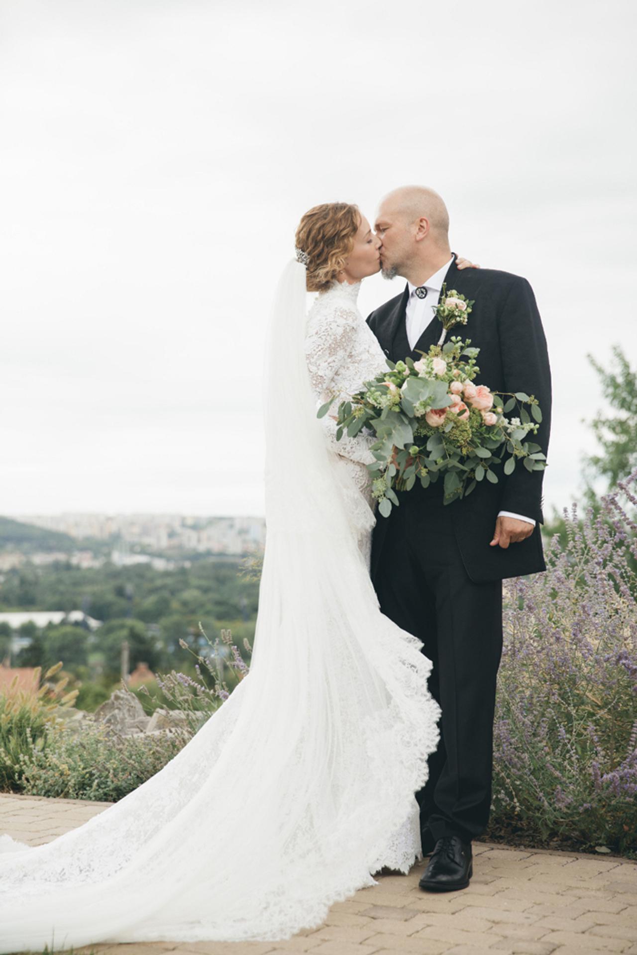 Manželský bozk Márie a Maroša.