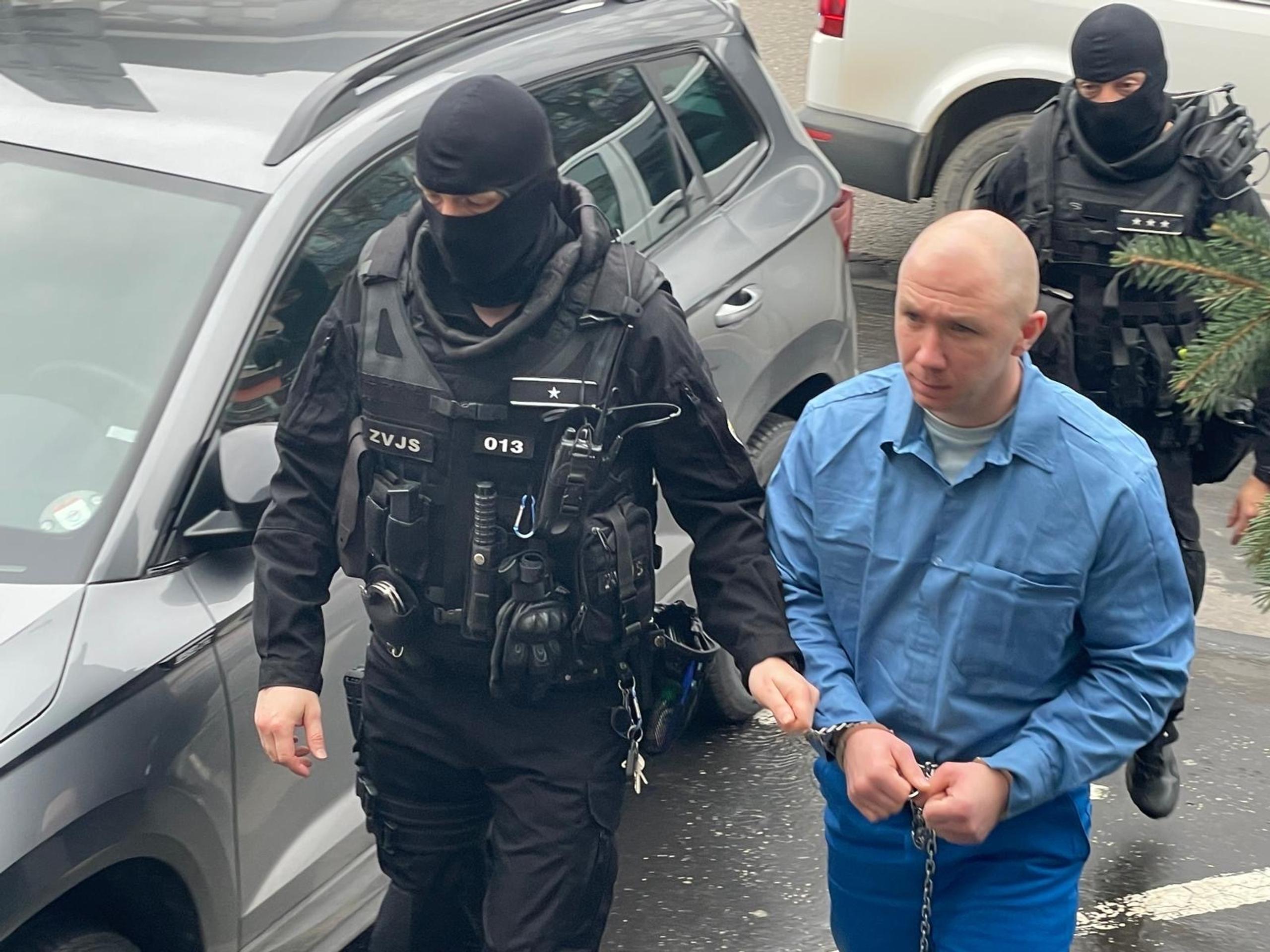 Eskorta priviezla Ľubomíra Behana na súd.