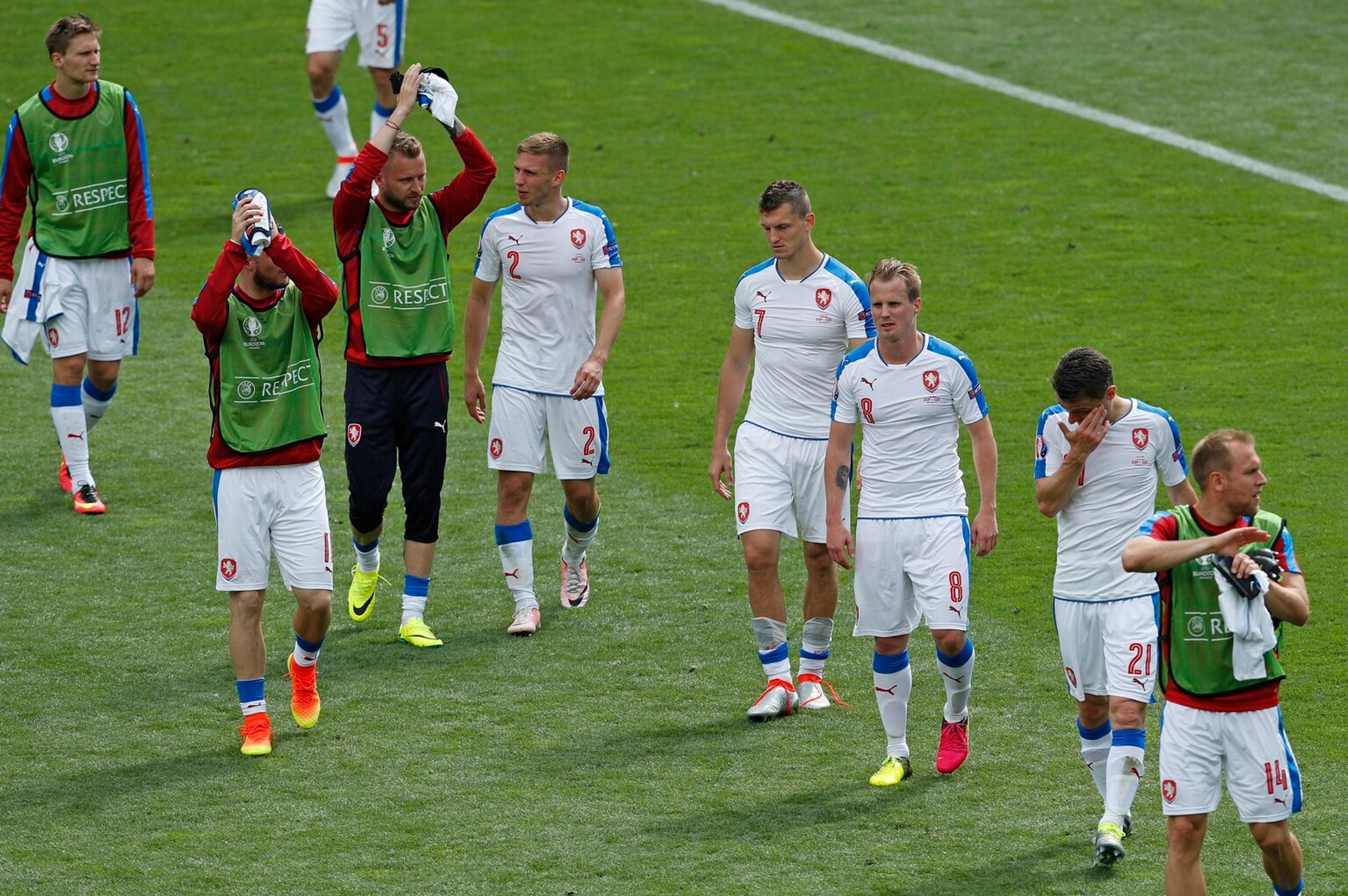 Sklamaní českí reprezentanti po prehre 0:1 so Španielskom na ME vo Francúzsku.