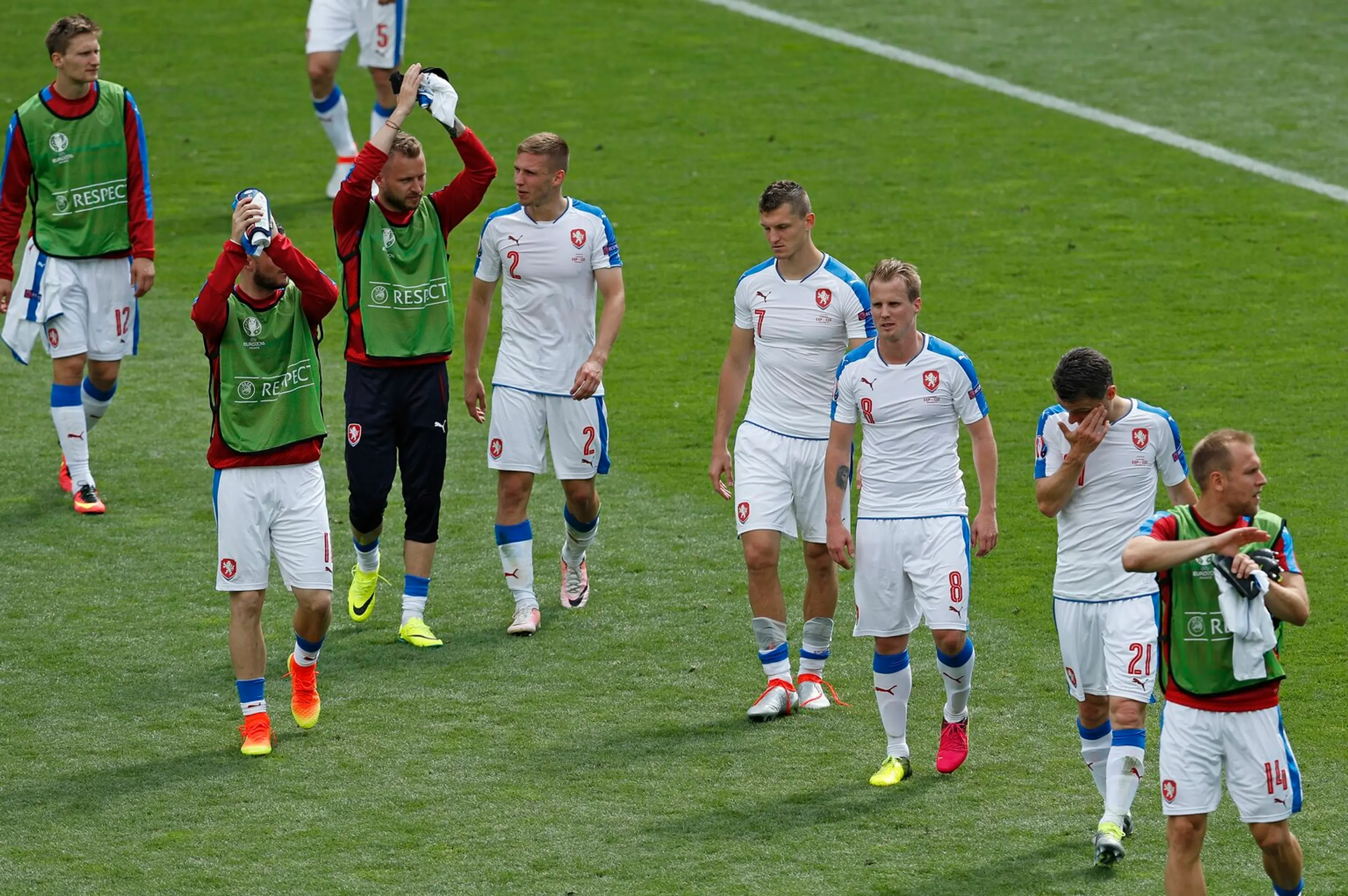 Sklamaní českí reprezentanti po prehre 0:1 so Španielskom na ME vo Francúzsku.