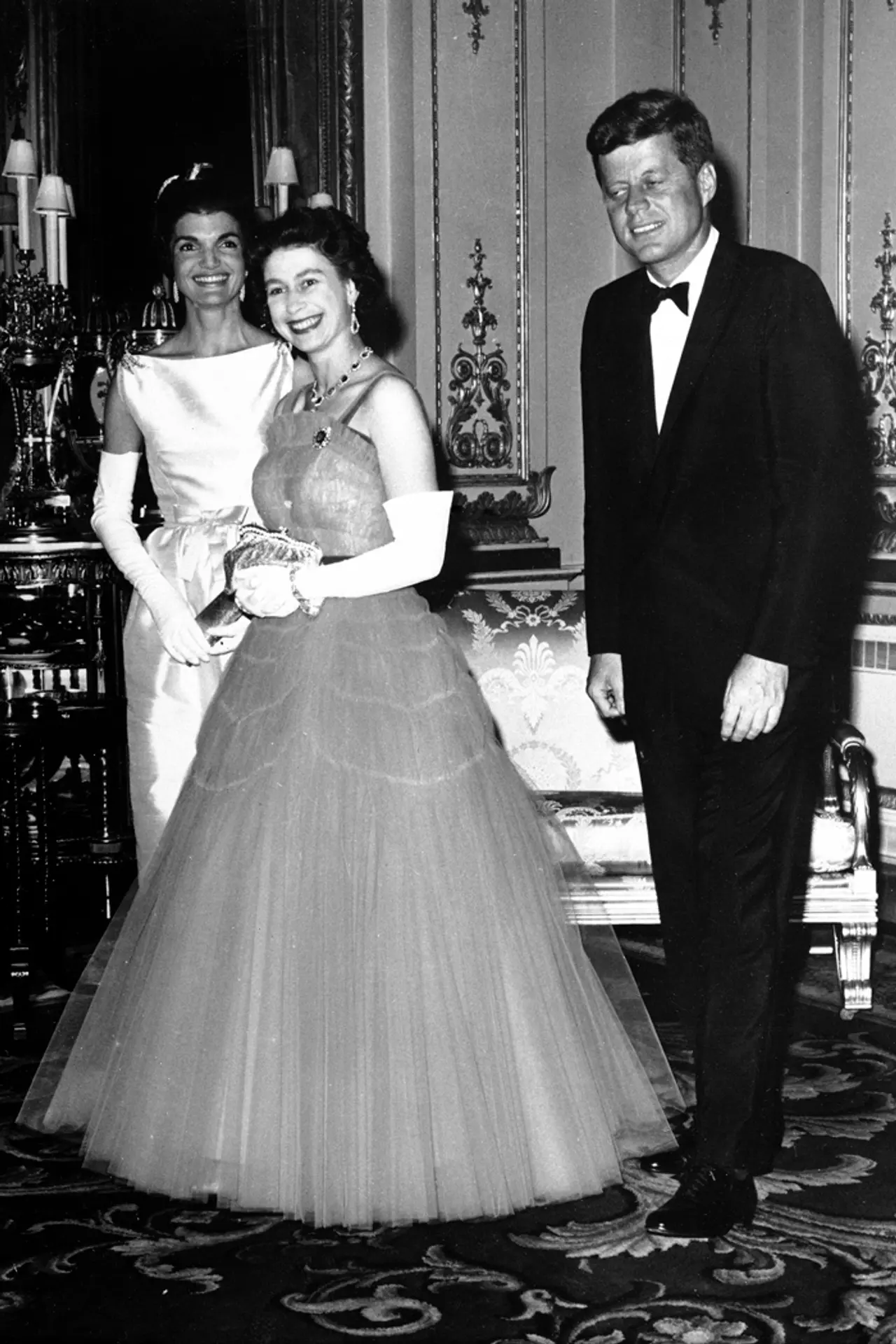 Alžbeta II. na večeri počas oficiálnej návštevy John F. Kennedyho s manželkou Jacqueline v Londýne. (5. júna 1961).