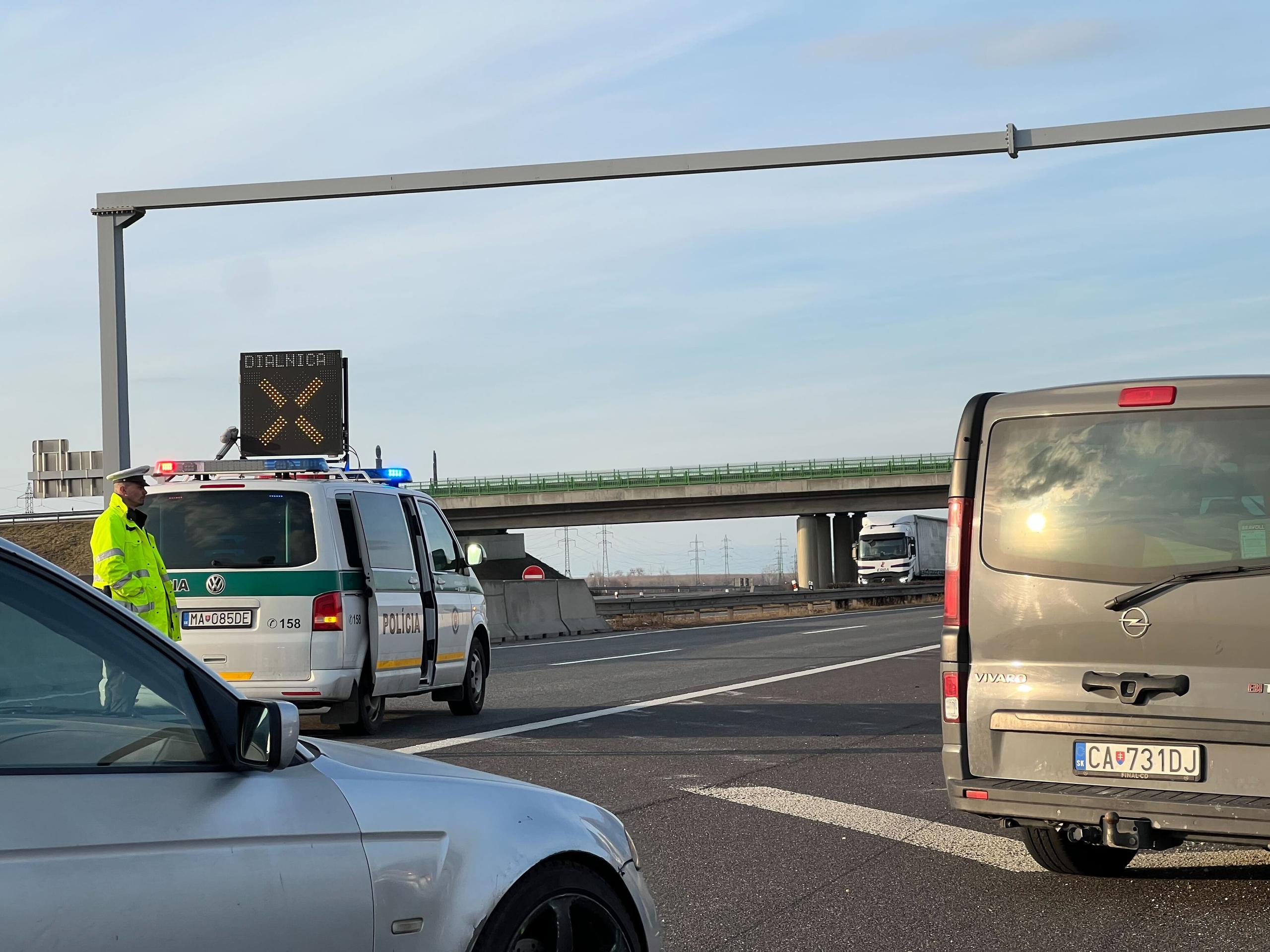 Uzavretá diaľnica D2.