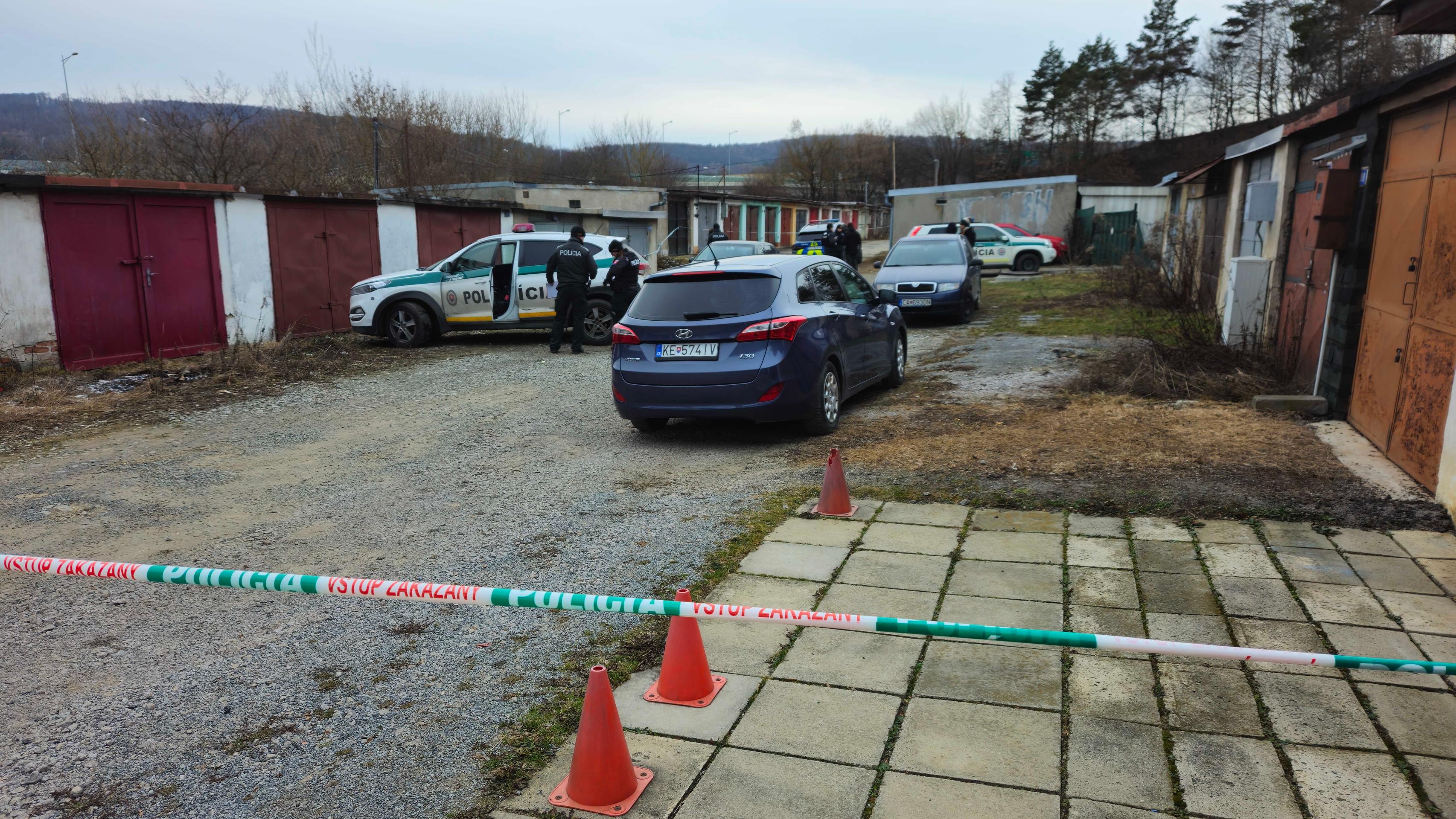Záhadná smrť muža a ženy v garážach pri Prešove.