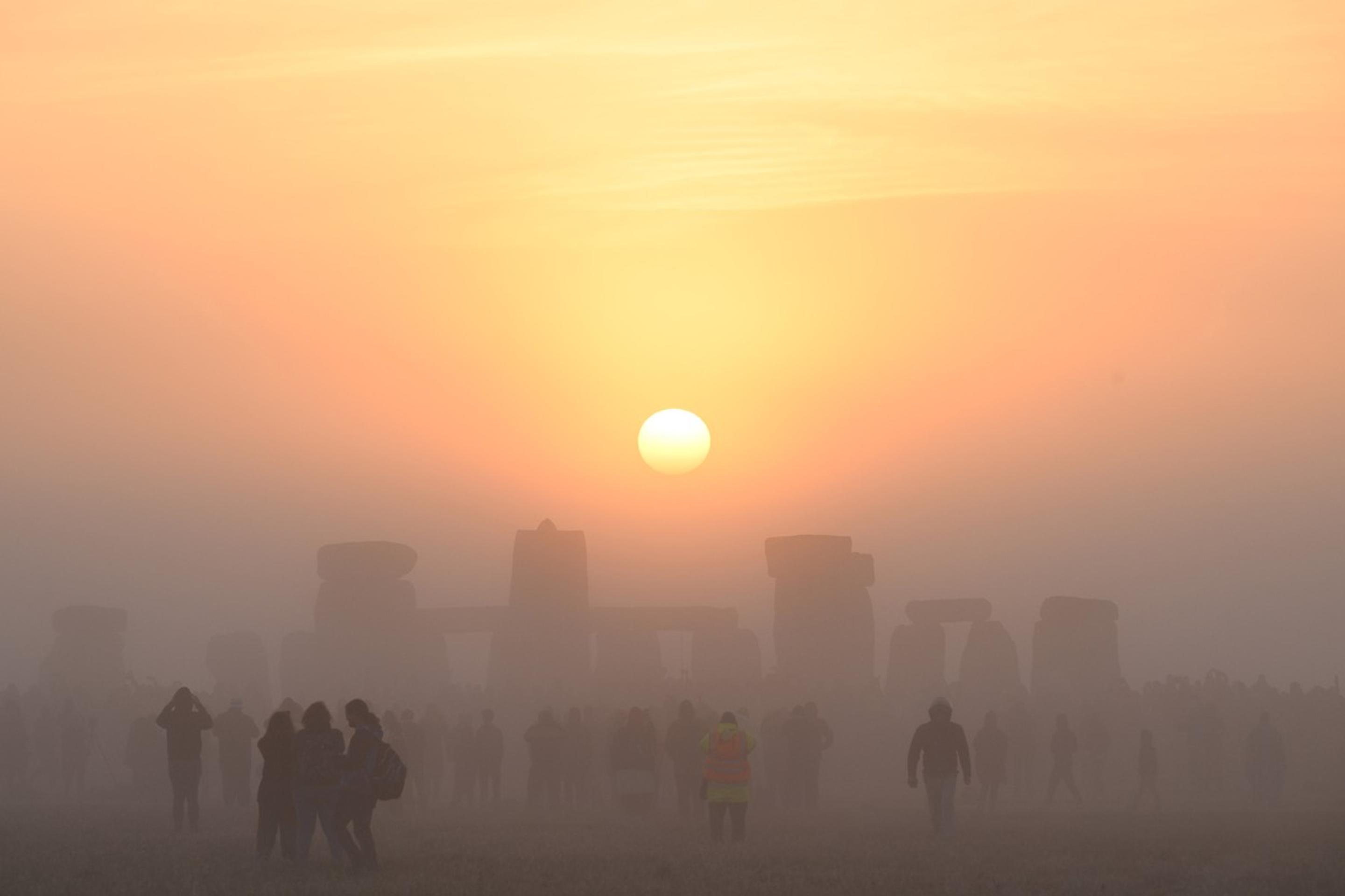 Stovky prívržencov novopohanského druidizmu, obdivovateľov keltskej kultúry i bežných zvedavcov sa v utorok skoro ráno zišli Stonehenge v grófstve Wiltshire na juhu Anglicku, aby sledovali východ Slnka.
