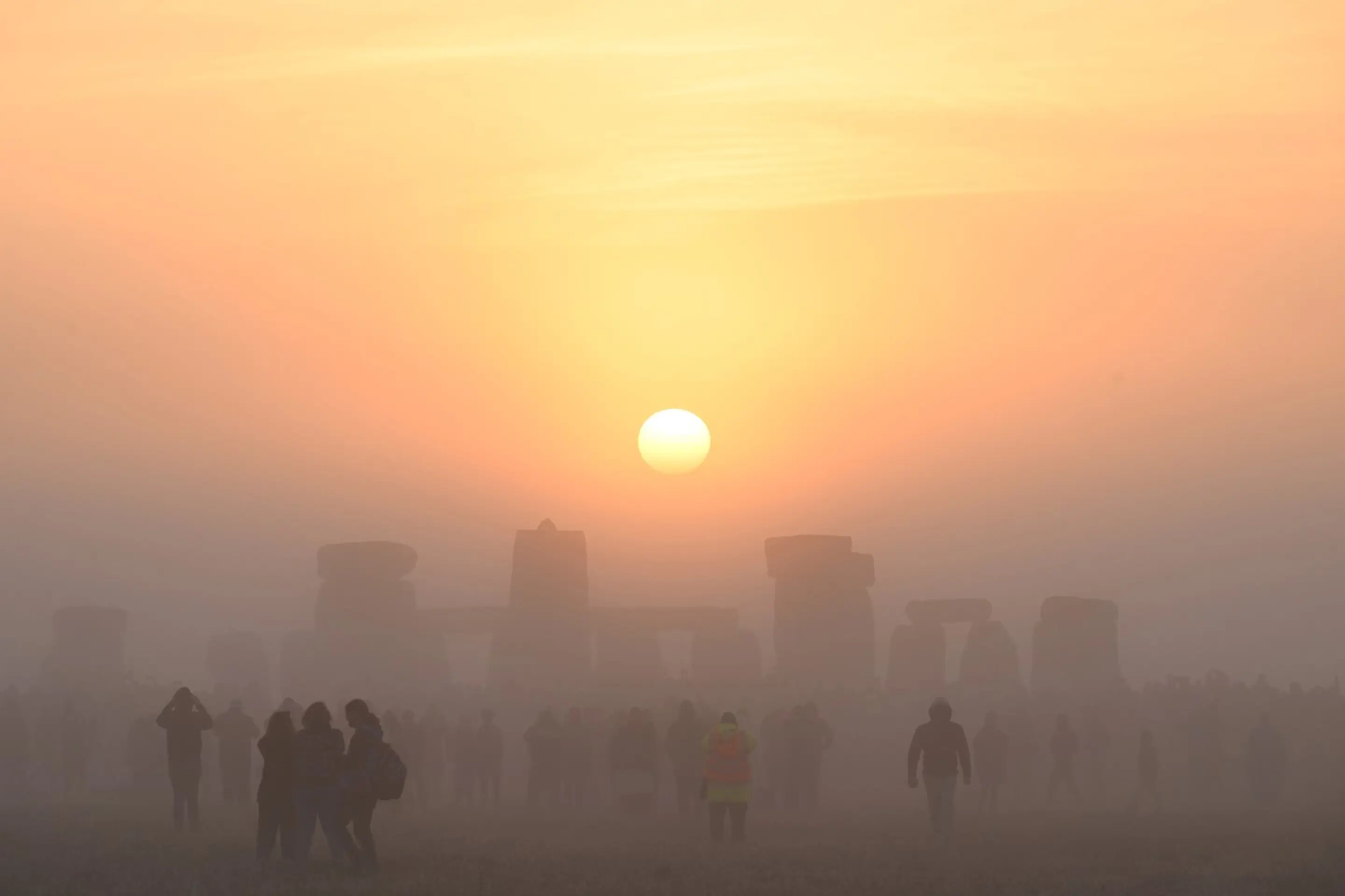 Stovky prívržencov novopohanského druidizmu, obdivovateľov keltskej kultúry i bežných zvedavcov sa v utorok skoro ráno zišli Stonehenge v grófstve Wiltshire na juhu Anglicku, aby sledovali východ Slnka.