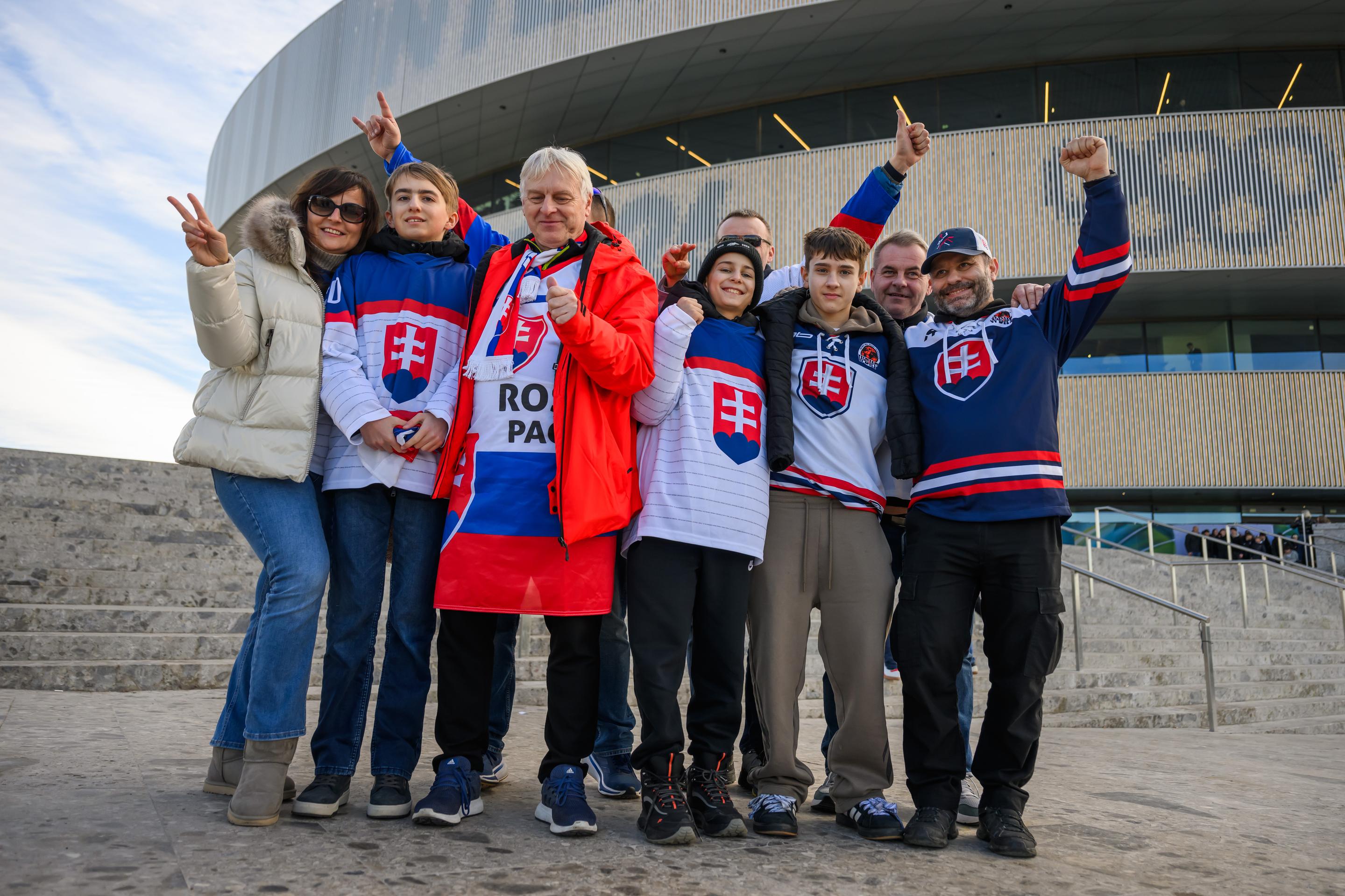 Slovenskí fanúšikovia pred zápasom. 