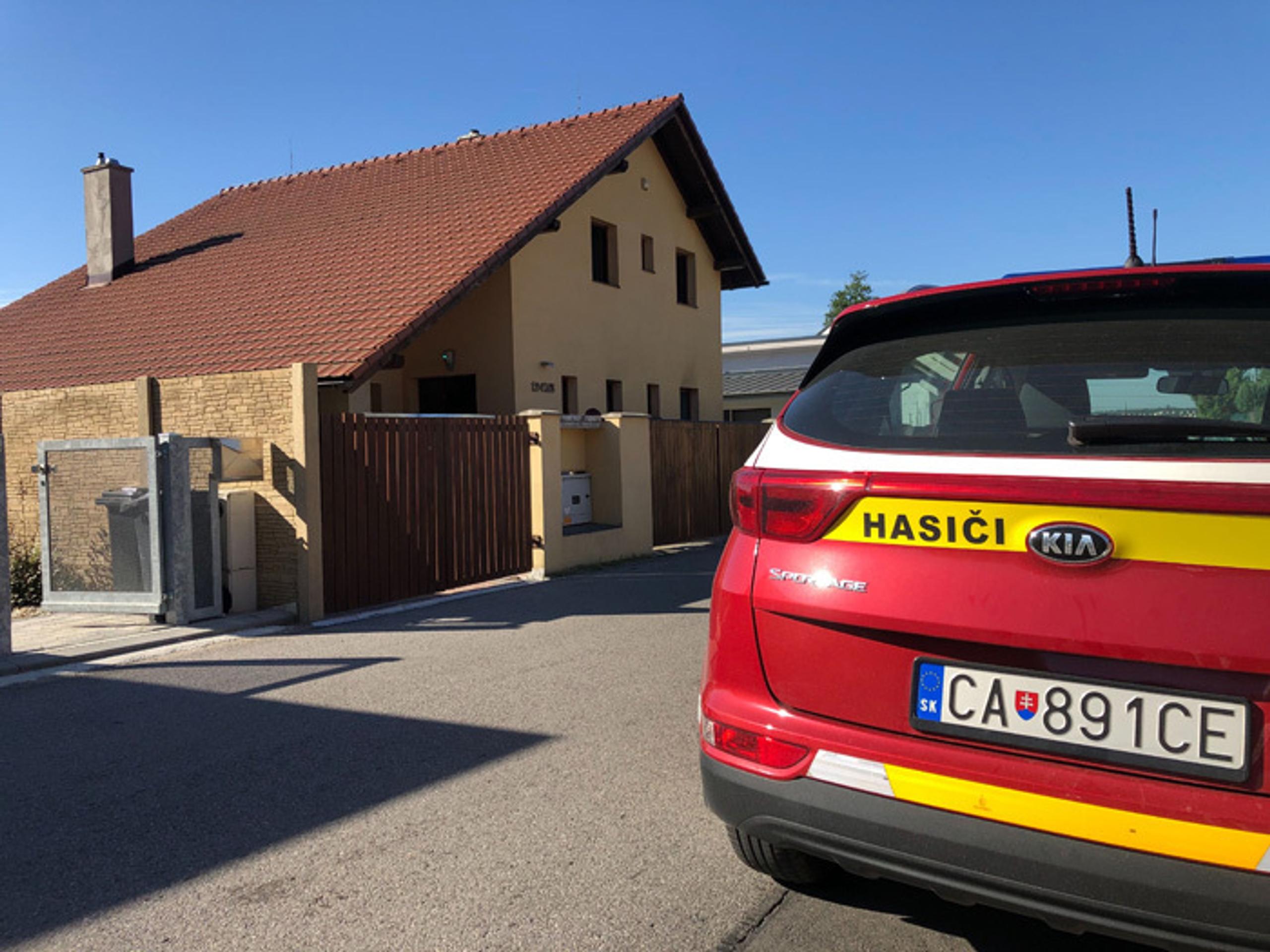 Okno na rodinnom dome v Tepličke nad Váhom, kde horelo.