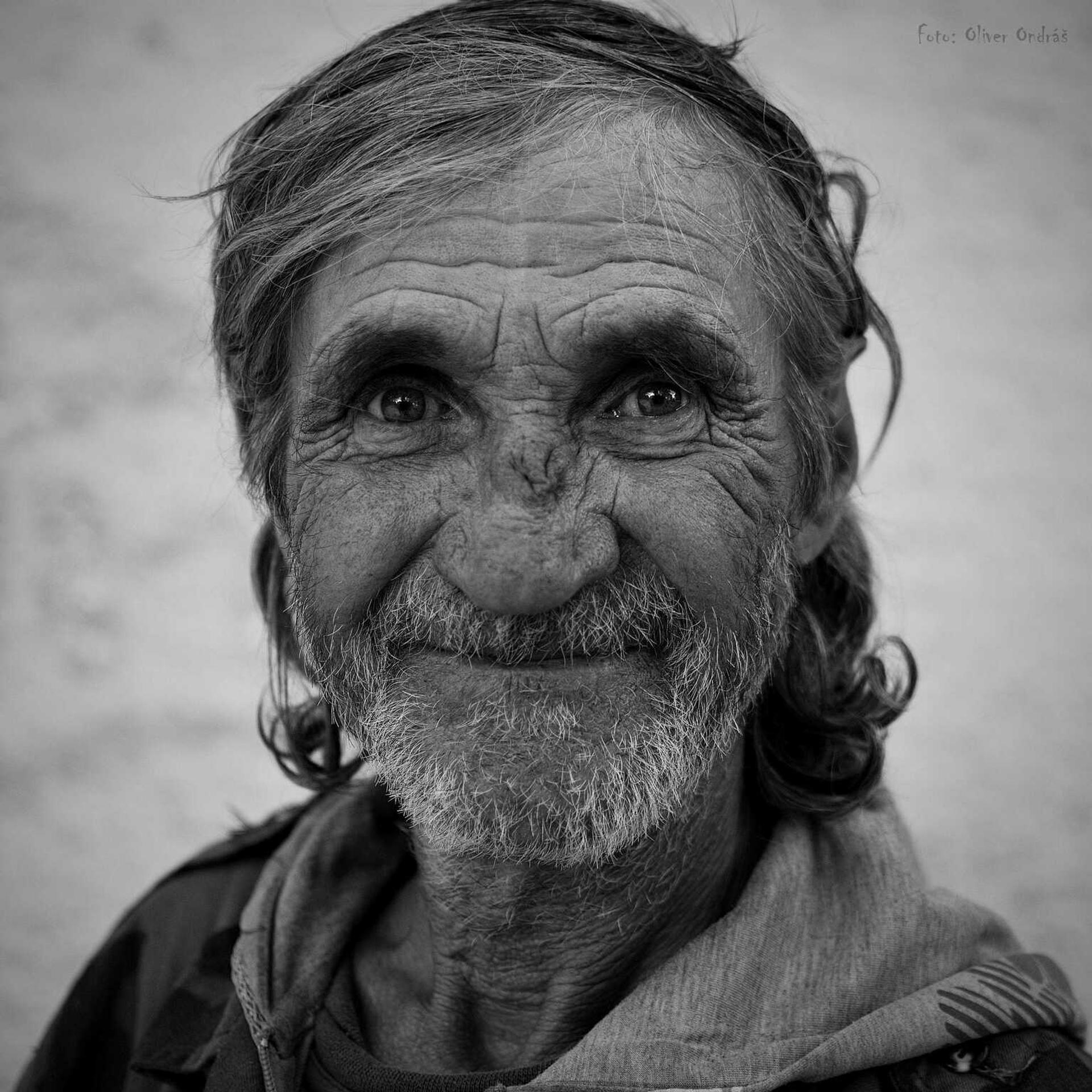 Fotograf Oliver Ondráš vytvoril 365 portrétov rôznych ľudí.