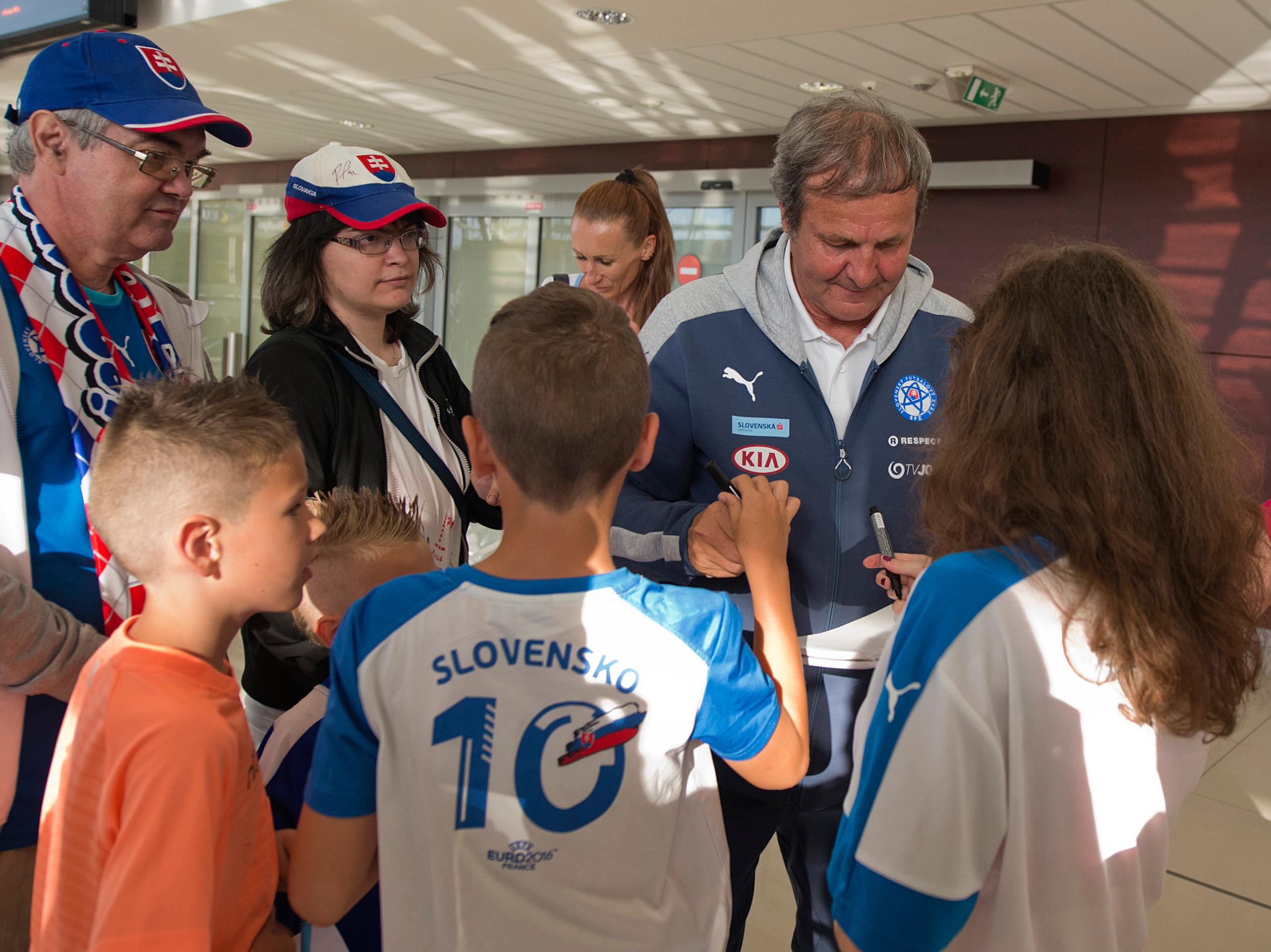 Ján Kozák rozdáva fanúšikom podpisy.