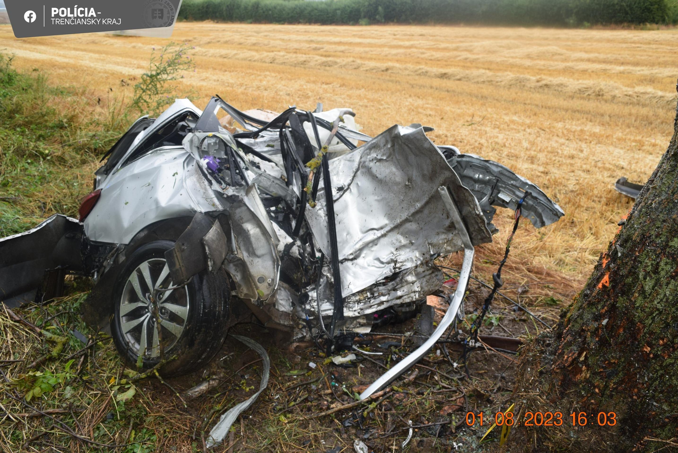 Auto roztrhalo na dve časti