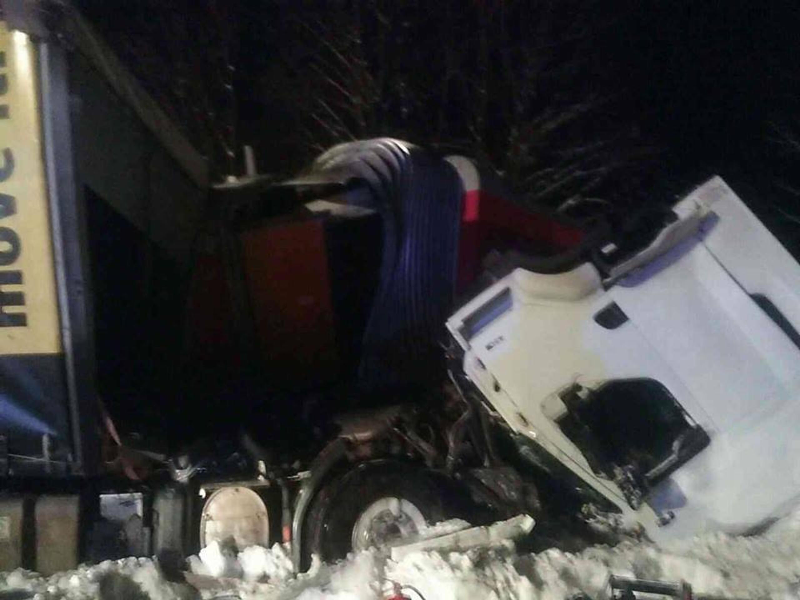 V obci Podvysoká sa zrazil osobný vlak a kamión.