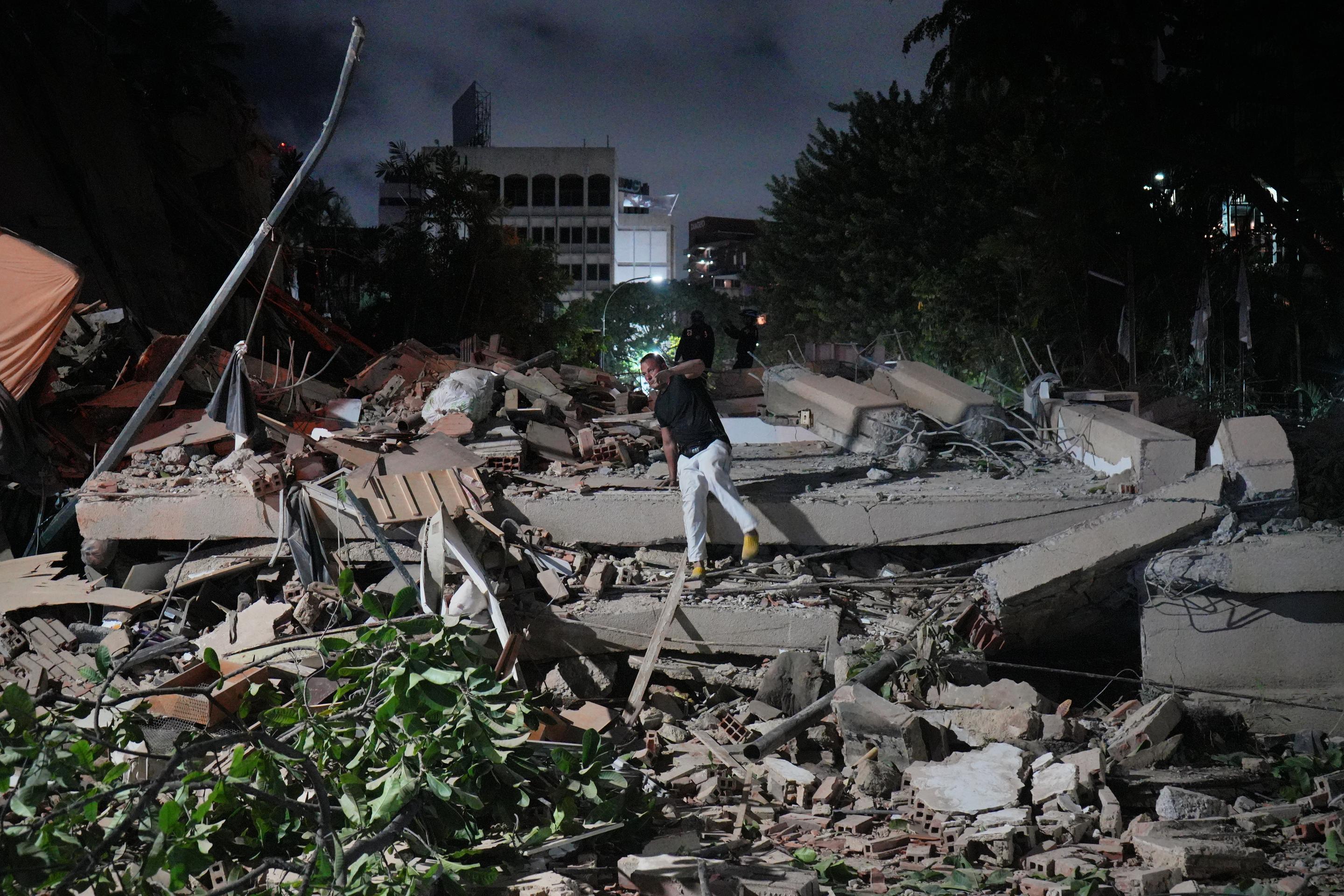 Na snímke muž skáče po ruinách budovy po zemetrasení, ktoré postihlo venezuelské hlavné mesto Caracas.