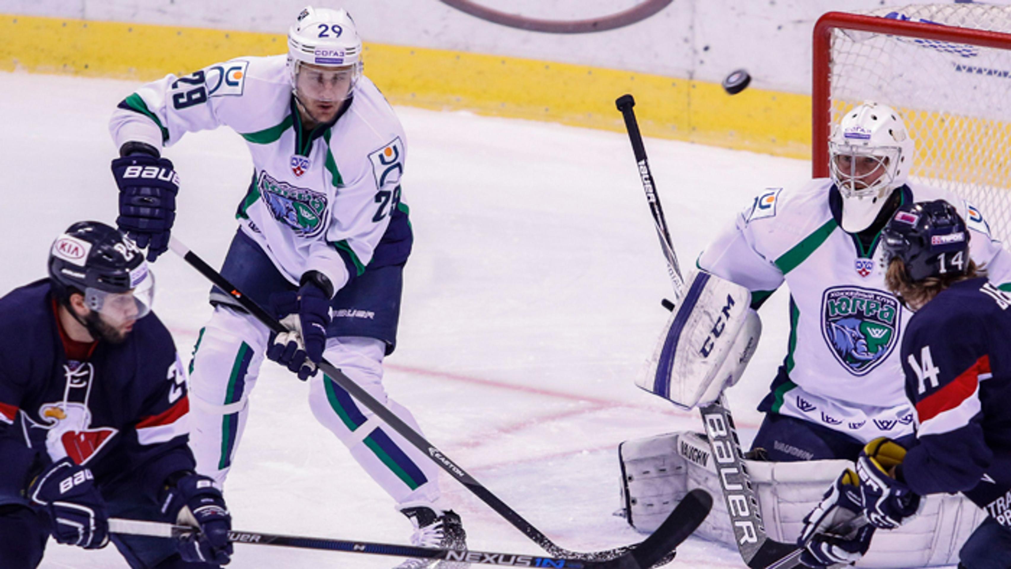 Rok Tičar (Slovan) strieľa gól do bránky Jurgy. Sprava Jevgenij Vasilčenko, Vladislav Fokin (Jugra) a Žiga Jeglič (Slovan).