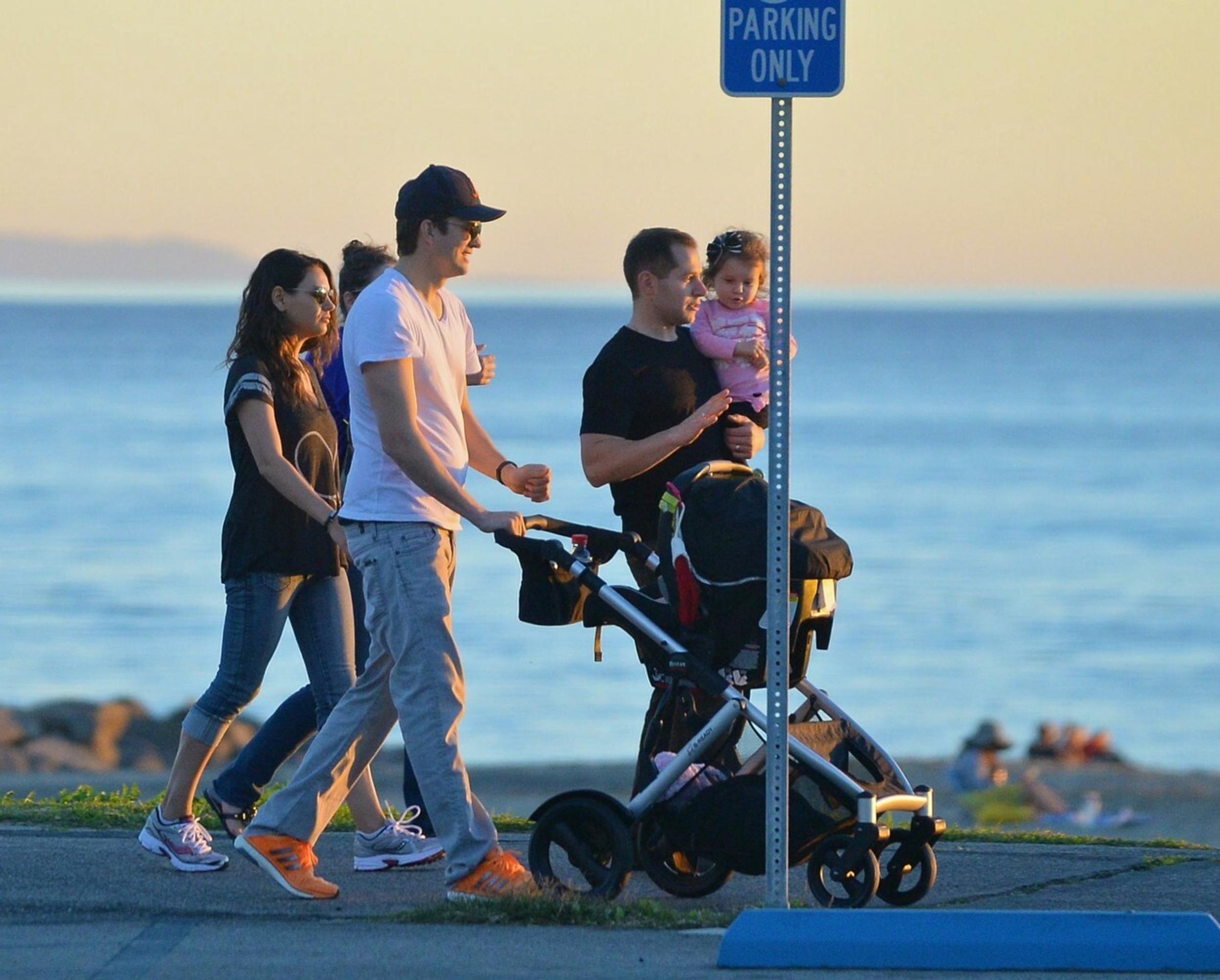 Mila Kunis a Ashton Kutcher na prechádzke s dcérou.