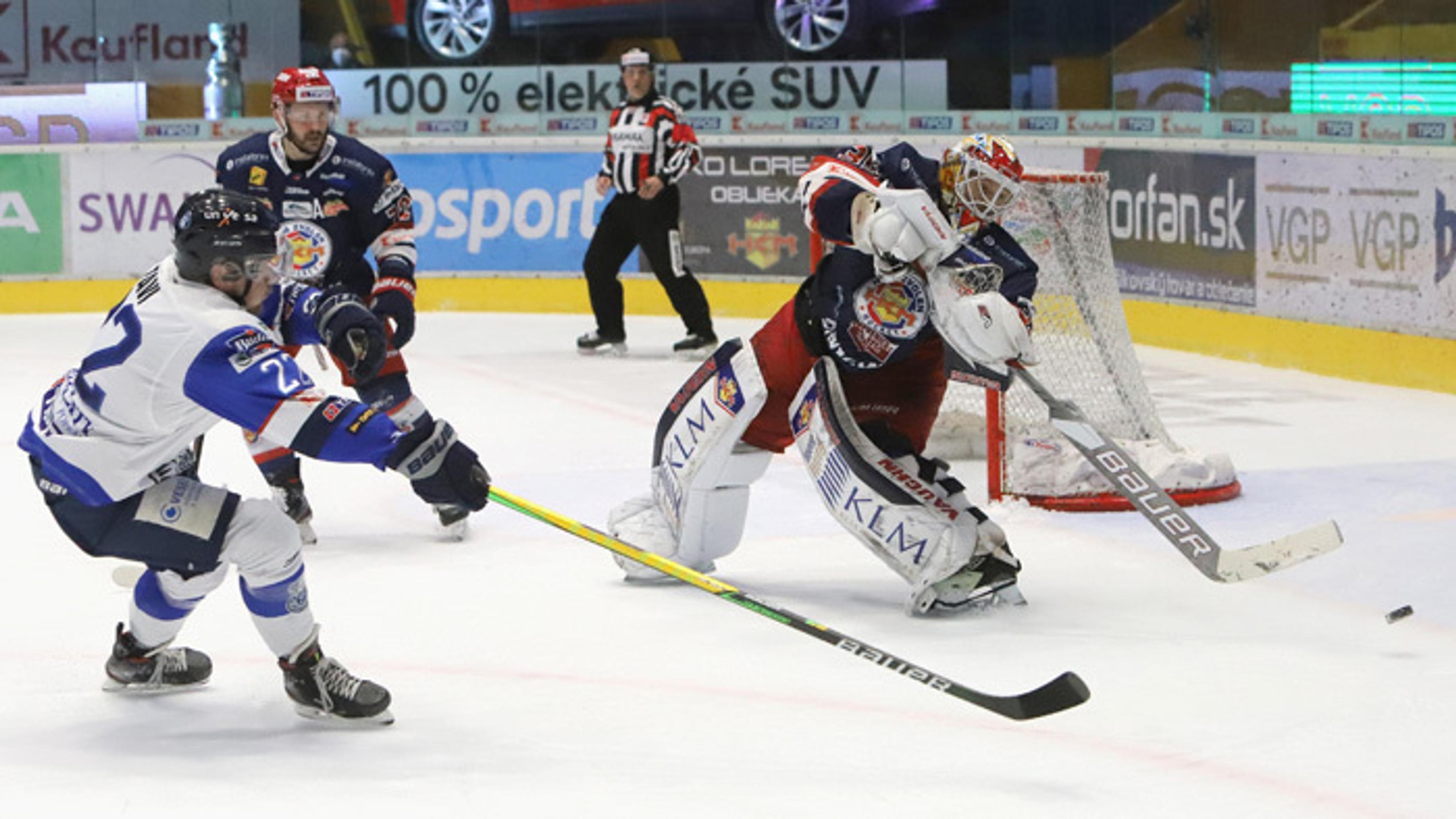 Zľava Janne Tavi (Poprad) a brankar Zvolena Robin Rahm.