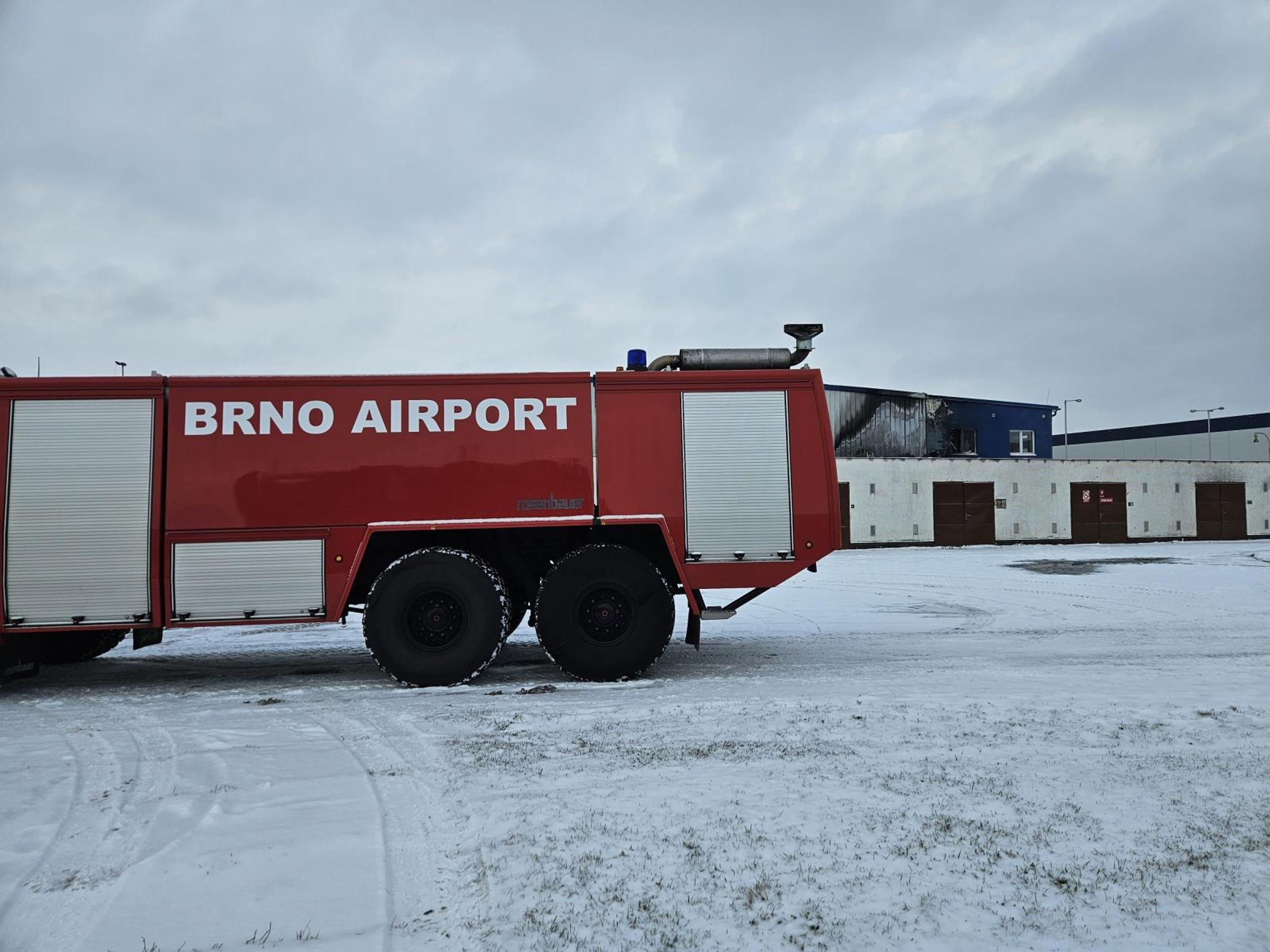 Požiar haly na letisku v Brne (2)