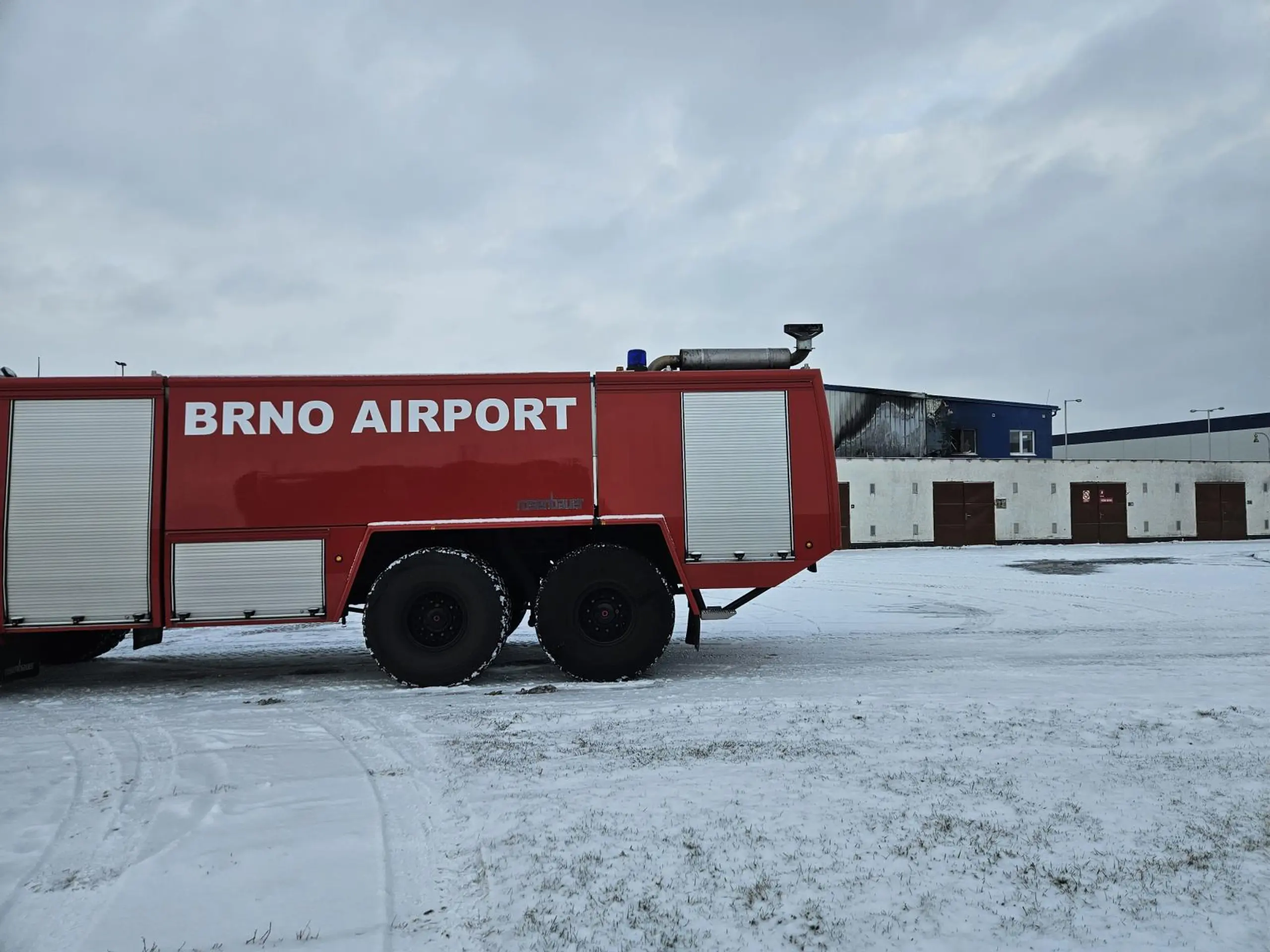 Požiar haly na letisku v Brne (2)