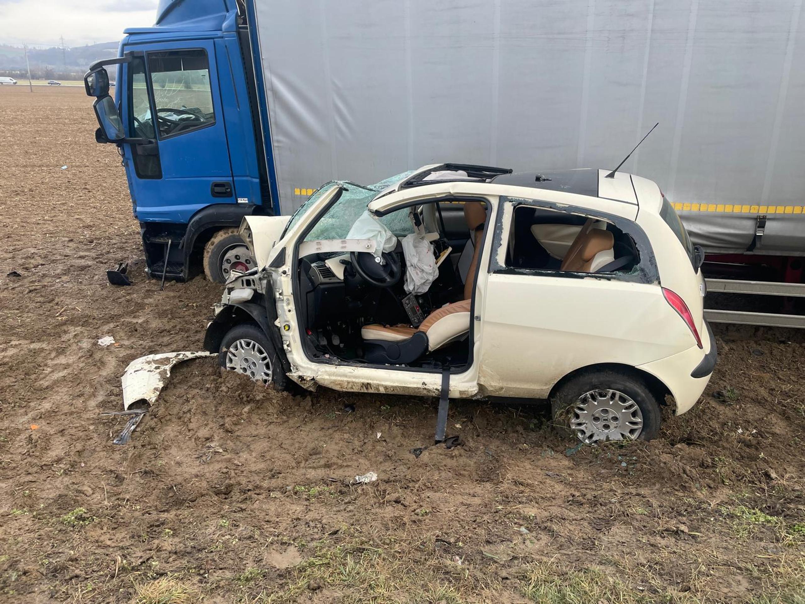 Obe autá skončili v poli.