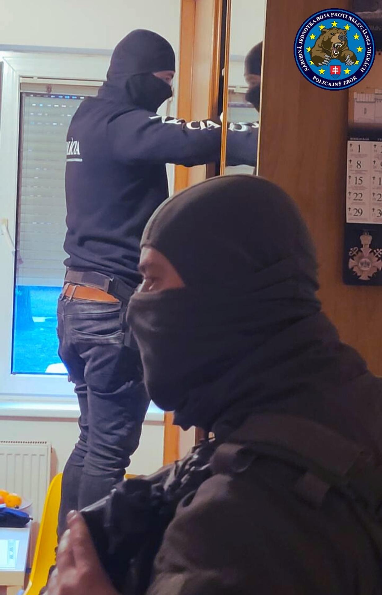 Polícia rozbila sieť nelegálneho zamestnávania Srbov na Slovensku