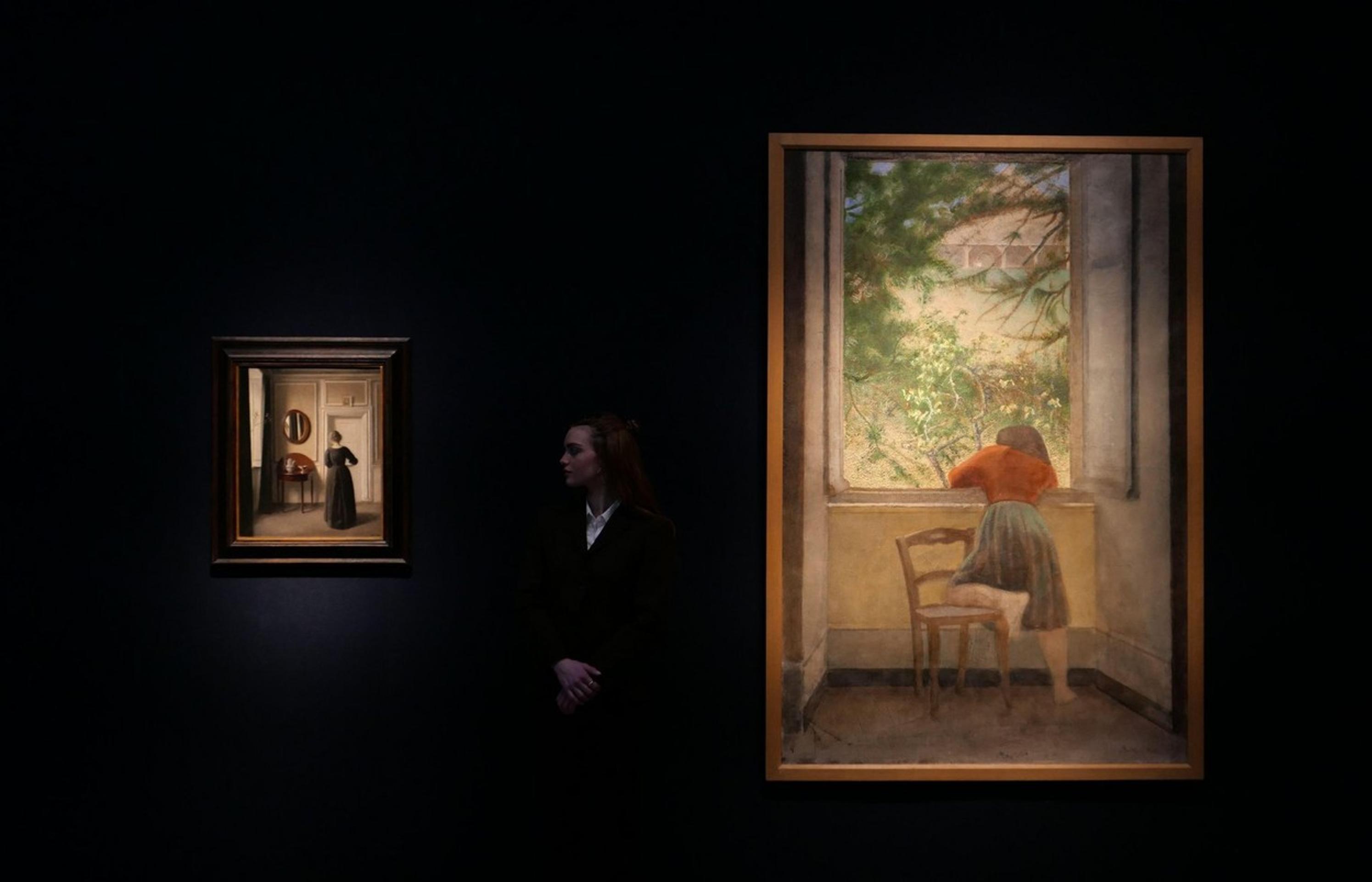 Zamestnankyňa aukčnej siene Christie's pózuje s obrazmi zo zbierky po zosnulej americkej podnikateľke Anne H. Bassovej.