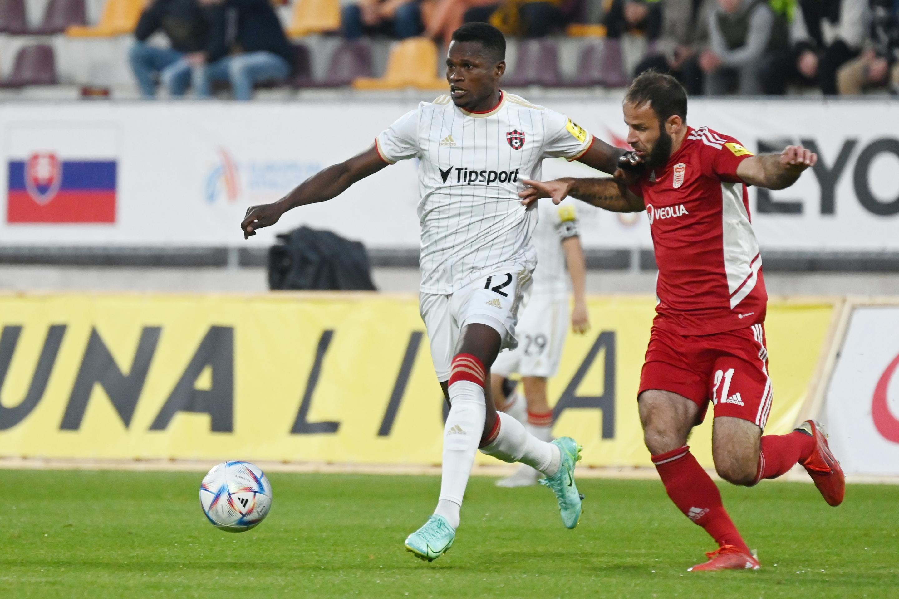 Vľavo hráč Trnavy Abdulrahman Taiwo a hráč Banskej Bystrice Lukáš Migaľa v zápase 13. kola Fortuna ligy.