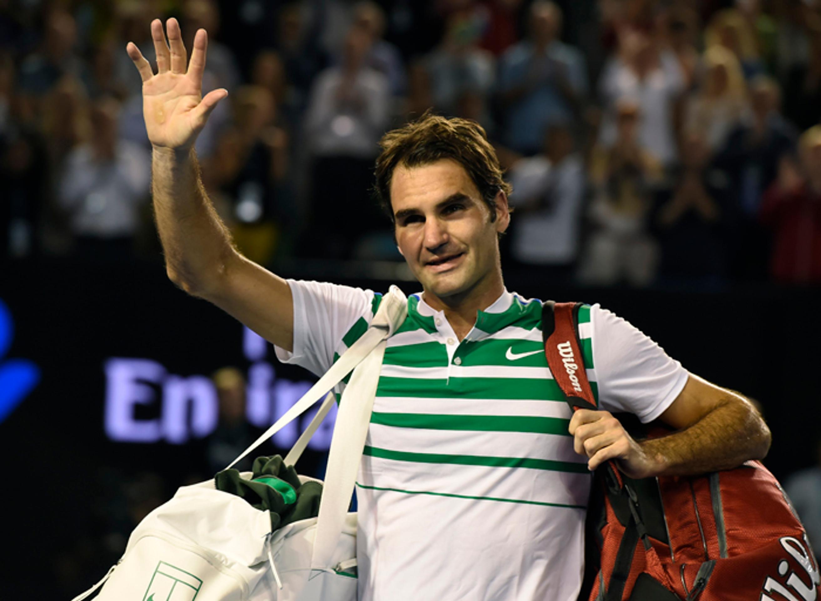 Švajčiarsky tenista Roger Federer sa lúči s divákmi po prehre s Novakom Djokovič na AO.