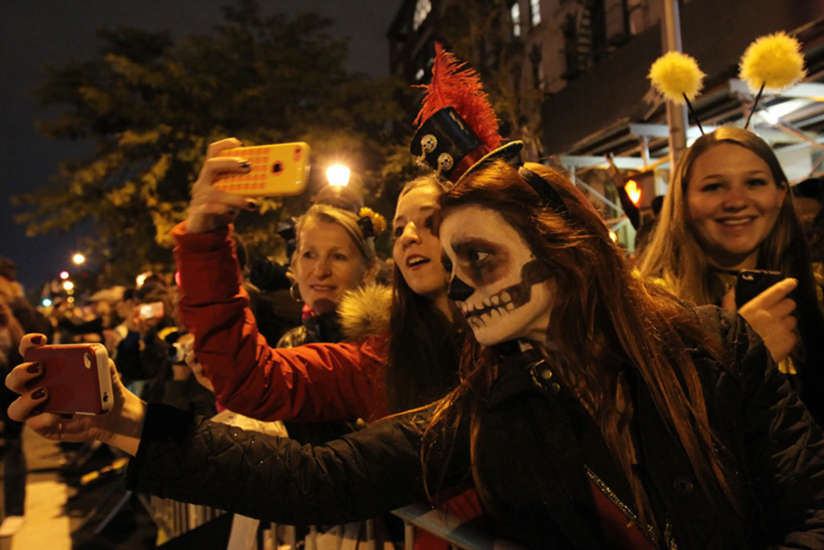 Zamaskovaní ľudia si robia selfie počas halloweenskeho sprievodu v New Yorku.