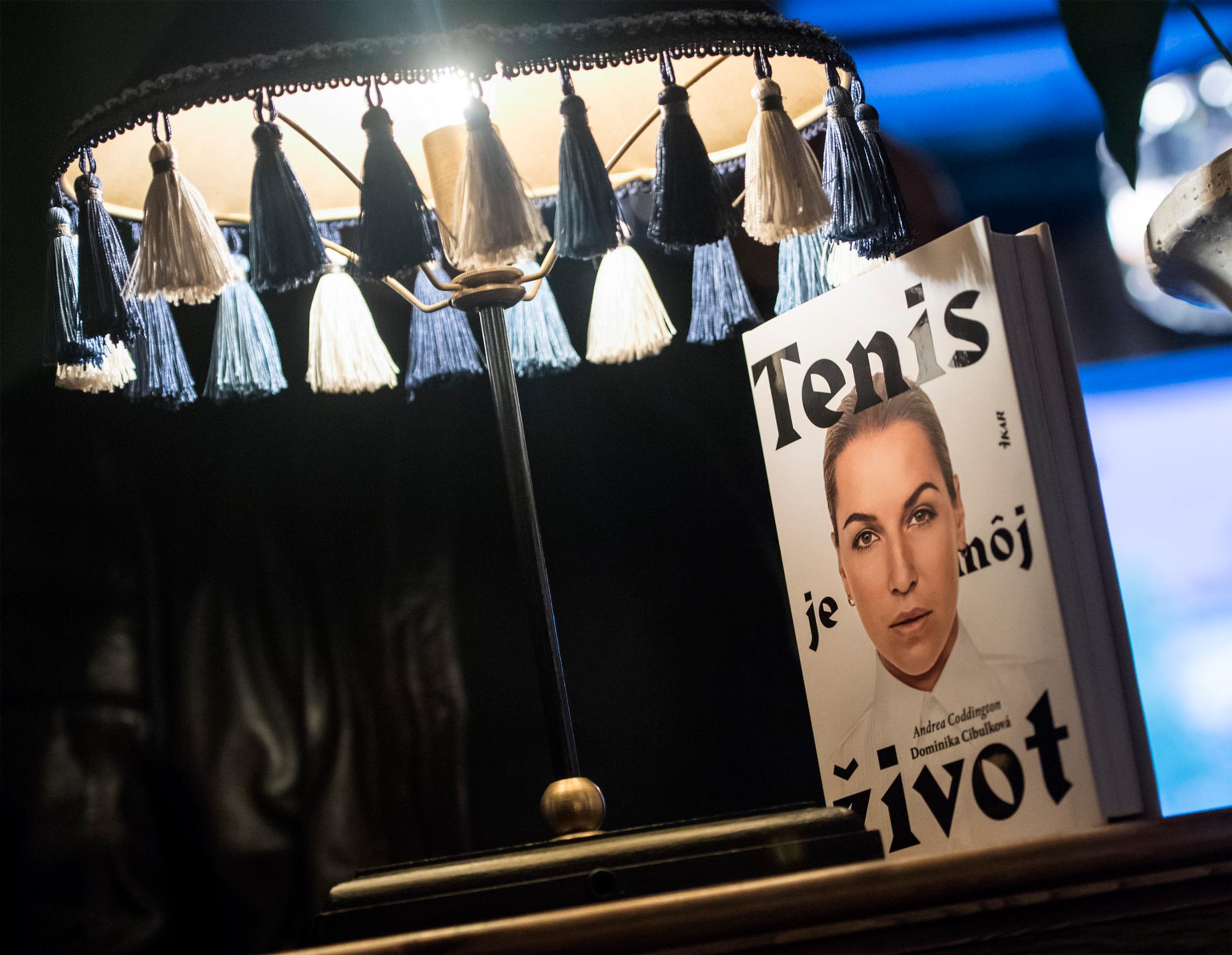 Sprava Dara Rolins, Zuzana Kubovčíková Šebová, Zuzana Mauréryová, Adela Vinczeová a Dominika Cibulková pri krste jej knihy.